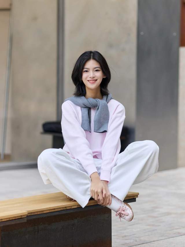 早春别乱穿！毛衣 + 阔腿裤才是王炸组合，简约时尚又显瘦