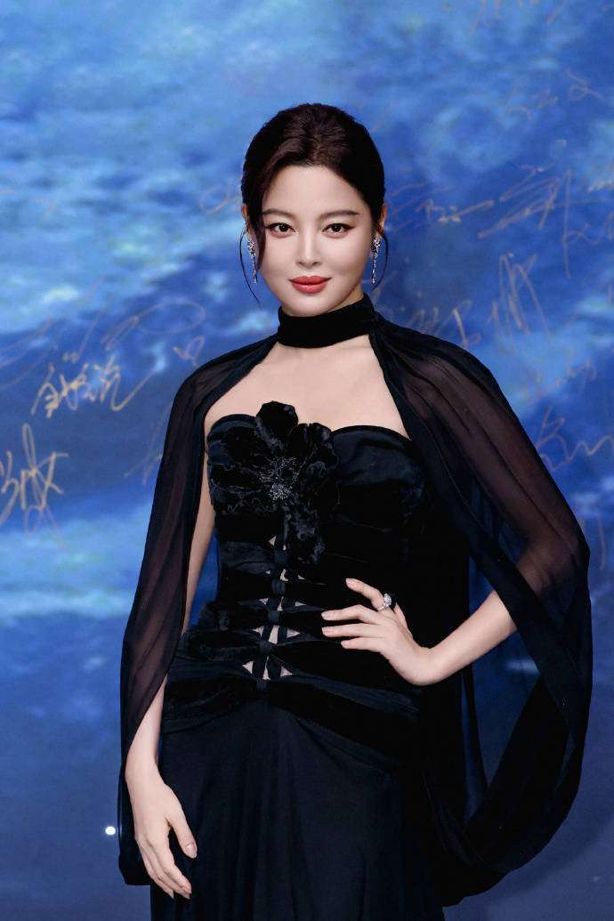 VOGUE年会双压轴引热搜！辛芷蕾两款红毯造型揭秘时尚密码