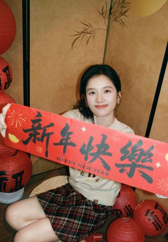 杨幂红裙霸屏除夕夜!鞠婧祎高定配珠宝,这届女星新春营业谁最卷-7 杨幂红裙霸屏除夕夜!鞠婧祎高定配珠宝,这届女星新春营业谁最卷