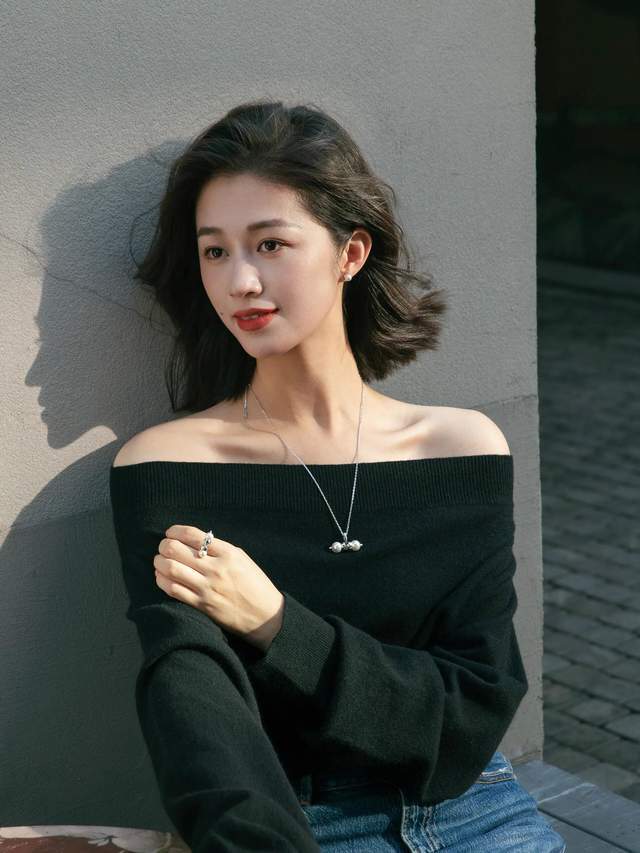 早春别乱穿！毛衣 + 阔腿裤才是王炸组合，简约时尚又显瘦