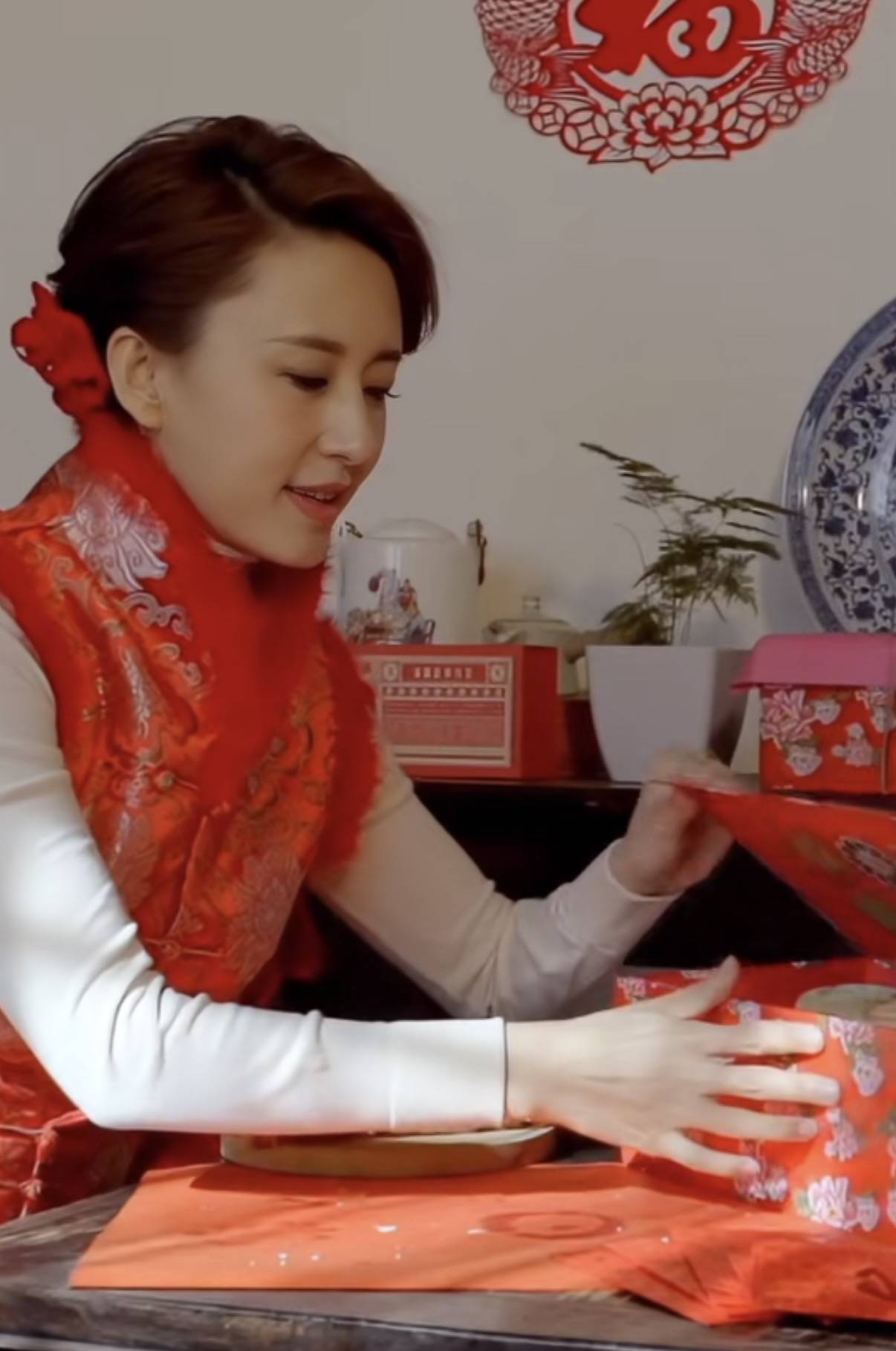 46岁张蕾北京四合院过大年,穿红衣剪窗花贴春联,老公是普通商人-4 46岁张蕾北京四合院过大年,穿红衣剪窗花贴春联,老公是普通商人