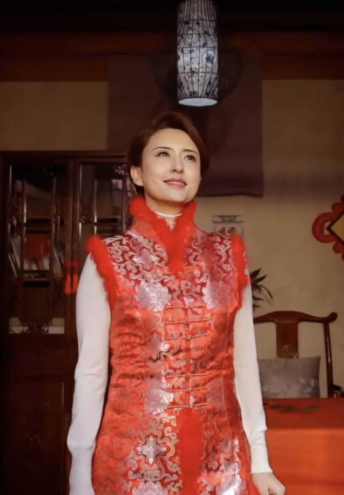 46岁张蕾北京四合院过大年,穿红衣剪窗花贴春联,老公是普通商人-1 46岁张蕾北京四合院过大年,穿红衣剪窗花贴春联,老公是普通商人