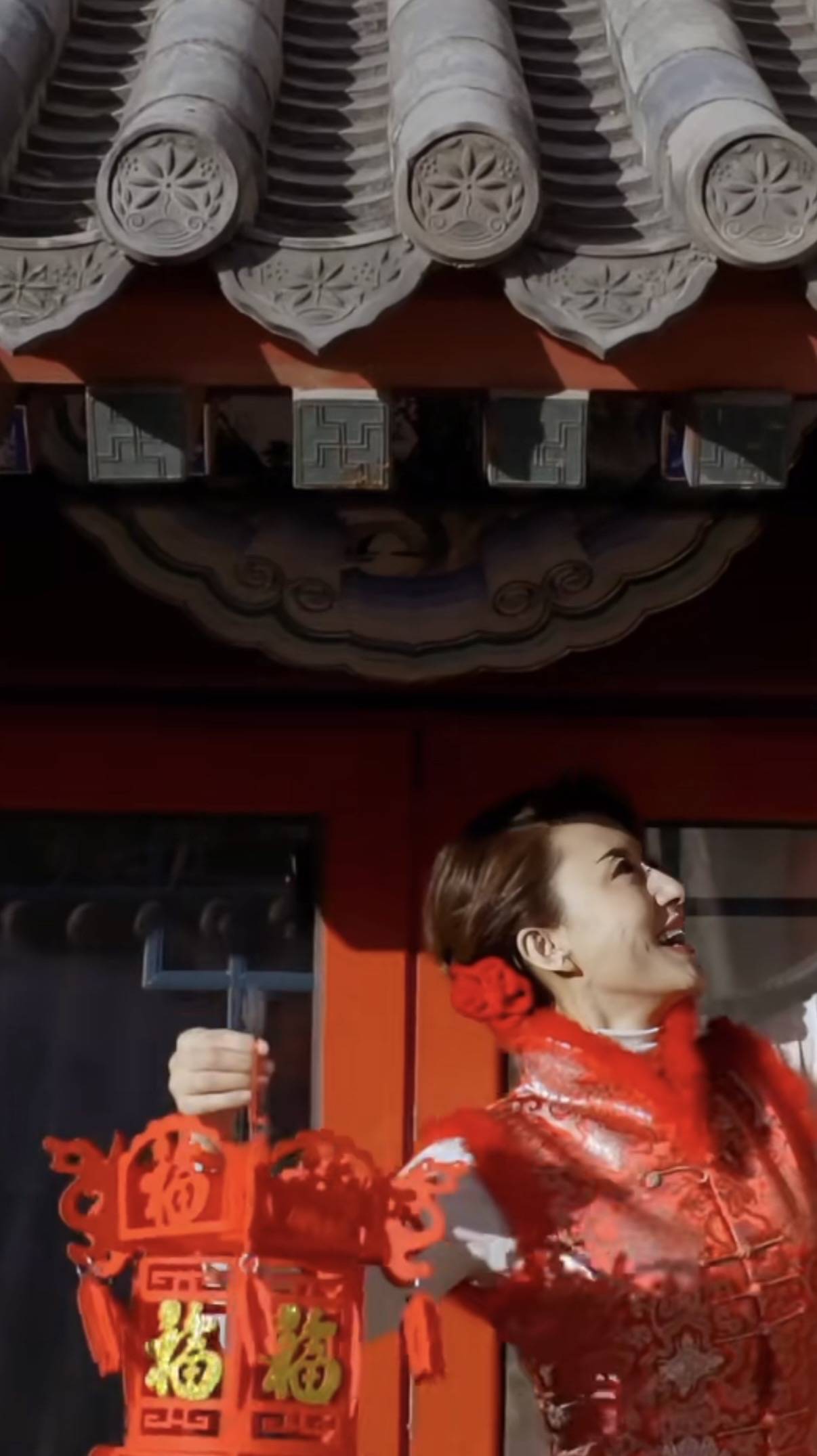 46岁张蕾北京四合院过大年,穿红衣剪窗花贴春联,老公是普通商人-5 46岁张蕾北京四合院过大年,穿红衣剪窗花贴春联,老公是普通商人