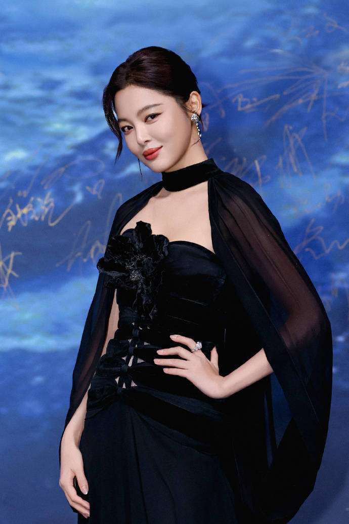 VOGUE年会双压轴引热搜！辛芷蕾两款红毯造型揭秘时尚密码