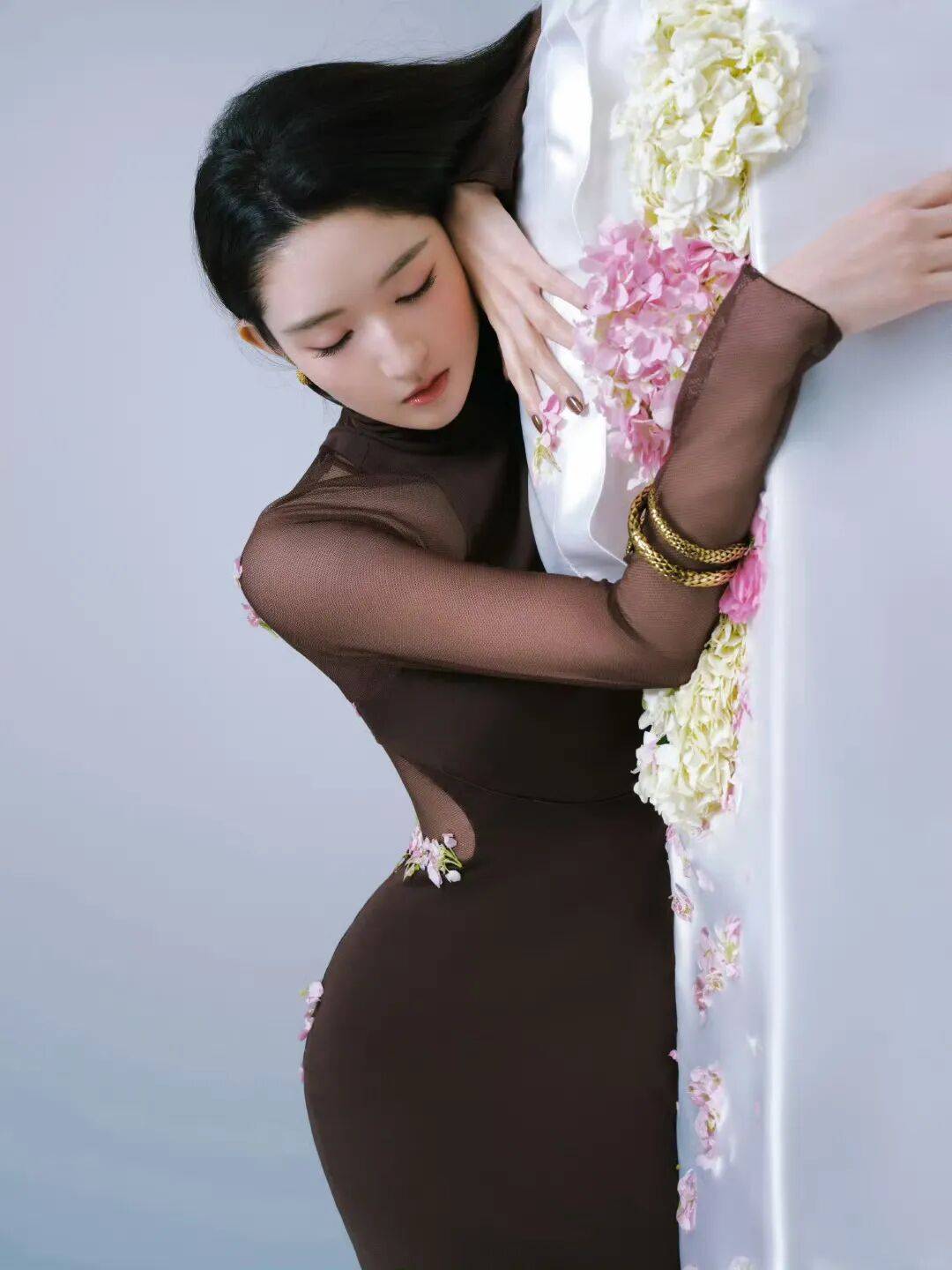 王玉雯的裙子太考验身材了！凹凸有致曼妙多姿性感撩人