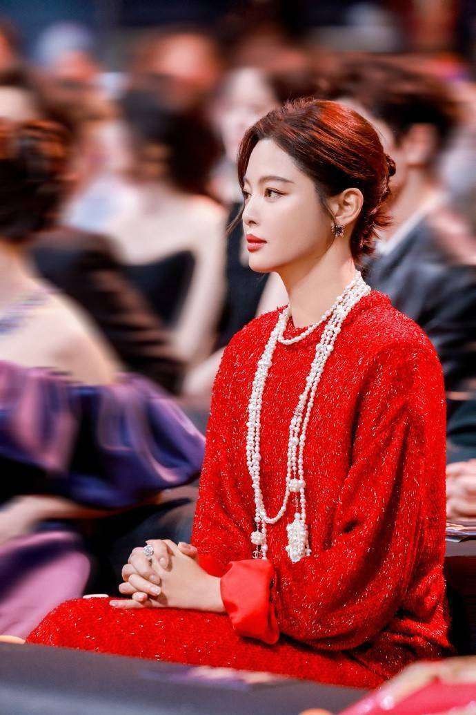 VOGUE年会双压轴引热搜！辛芷蕾两款红毯造型揭秘时尚密码