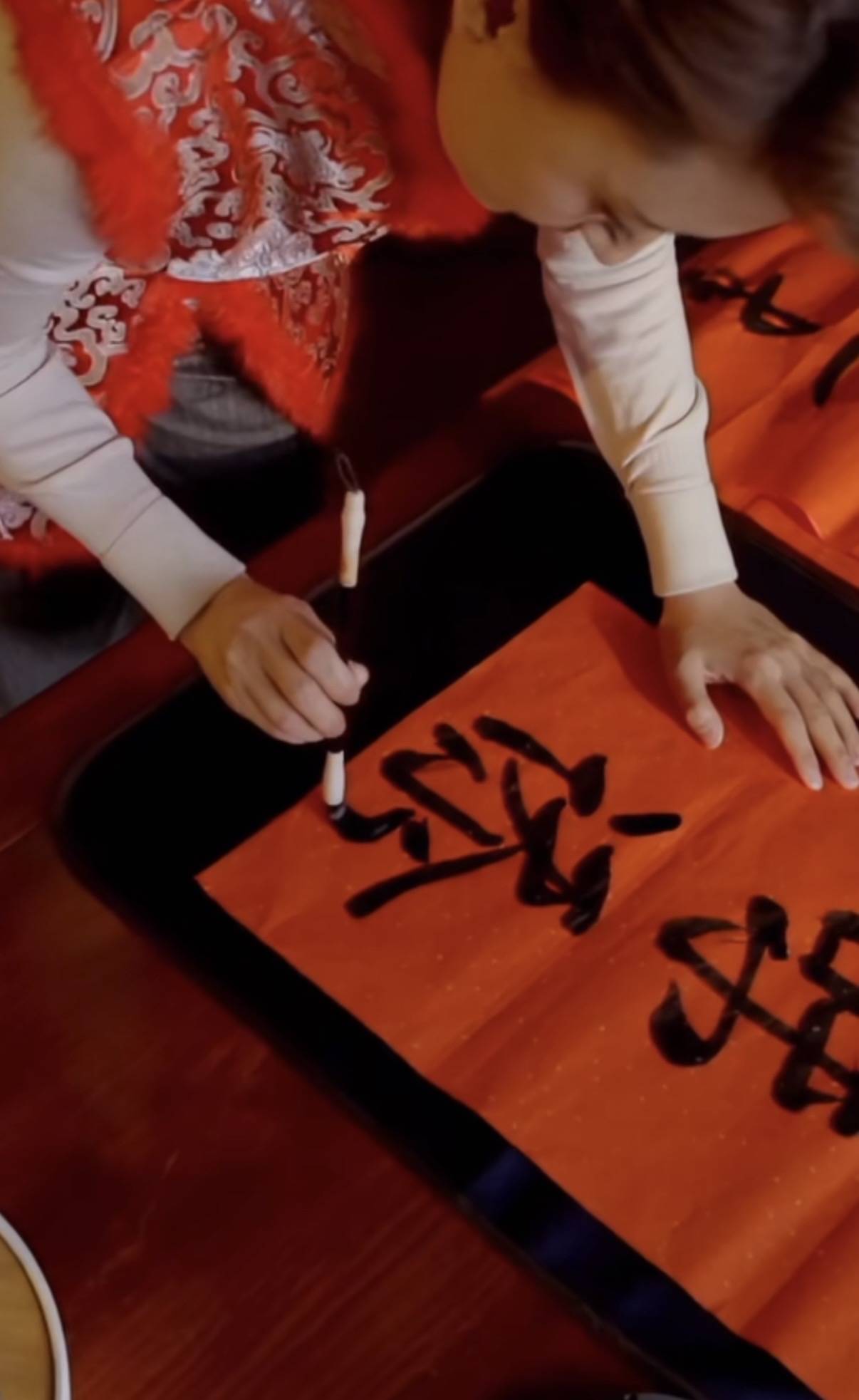 46岁张蕾北京四合院过大年,穿红衣剪窗花贴春联,老公是普通商人-6 46岁张蕾北京四合院过大年,穿红衣剪窗花贴春联,老公是普通商人