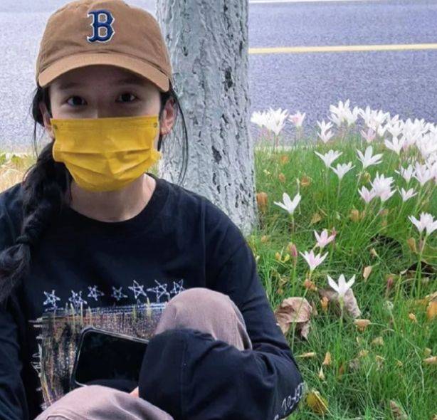 半面藏暖，眉眼赴春 —— 新年口罩妆氛围感指南