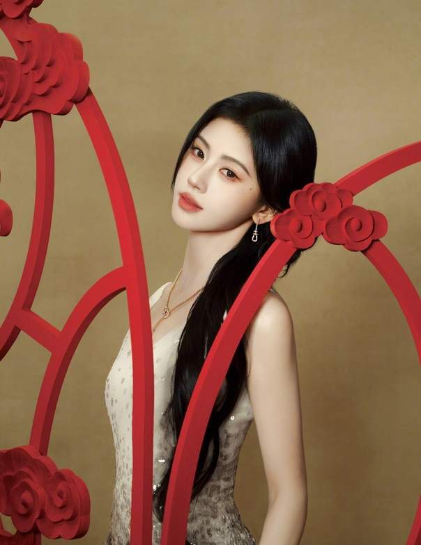 杨幂红裙霸屏除夕夜!鞠婧祎高定配珠宝,这届女星新春营业谁最卷-1 杨幂红裙霸屏除夕夜!鞠婧祎高定配珠宝,这届女星新春营业谁最卷