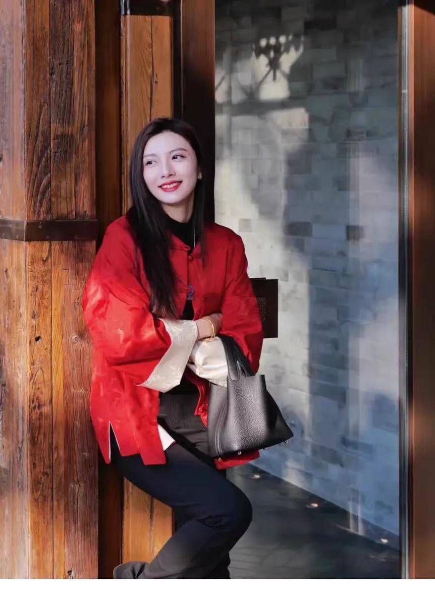 今年过年穿这7种红色单品,时髦又好看-10 今年过年穿这7种红色单品,时髦又好看