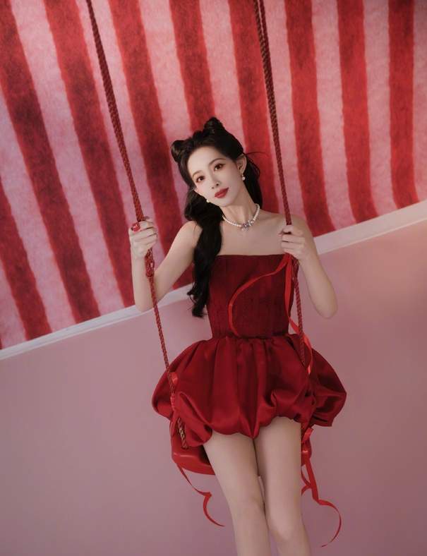 杨幂红裙霸屏除夕夜!鞠婧祎高定配珠宝,这届女星新春营业谁最卷-8 杨幂红裙霸屏除夕夜!鞠婧祎高定配珠宝,这届女星新春营业谁最卷