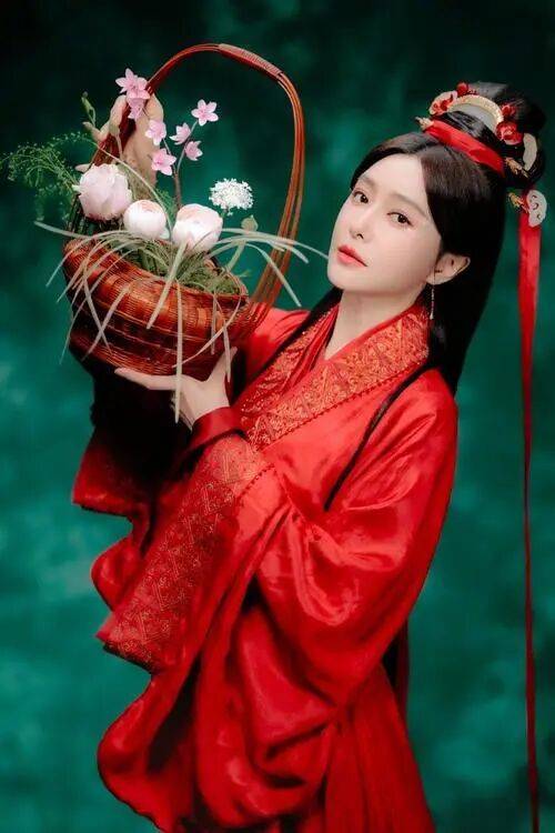 秦岚夸李沁像清水芙蓉般漂亮！两大女神美得让人窒息