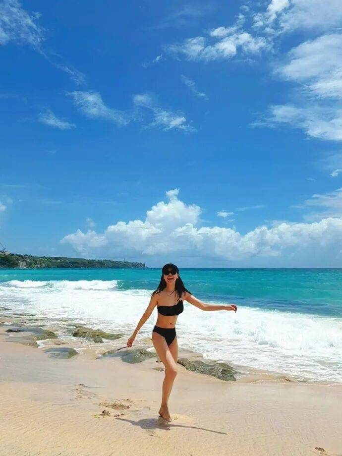 菅纫姿晒比基尼泳装露出事业线!魔鬼身材性感火辣-9 菅纫姿晒比基尼泳装露出事业线!魔鬼身材性感火辣