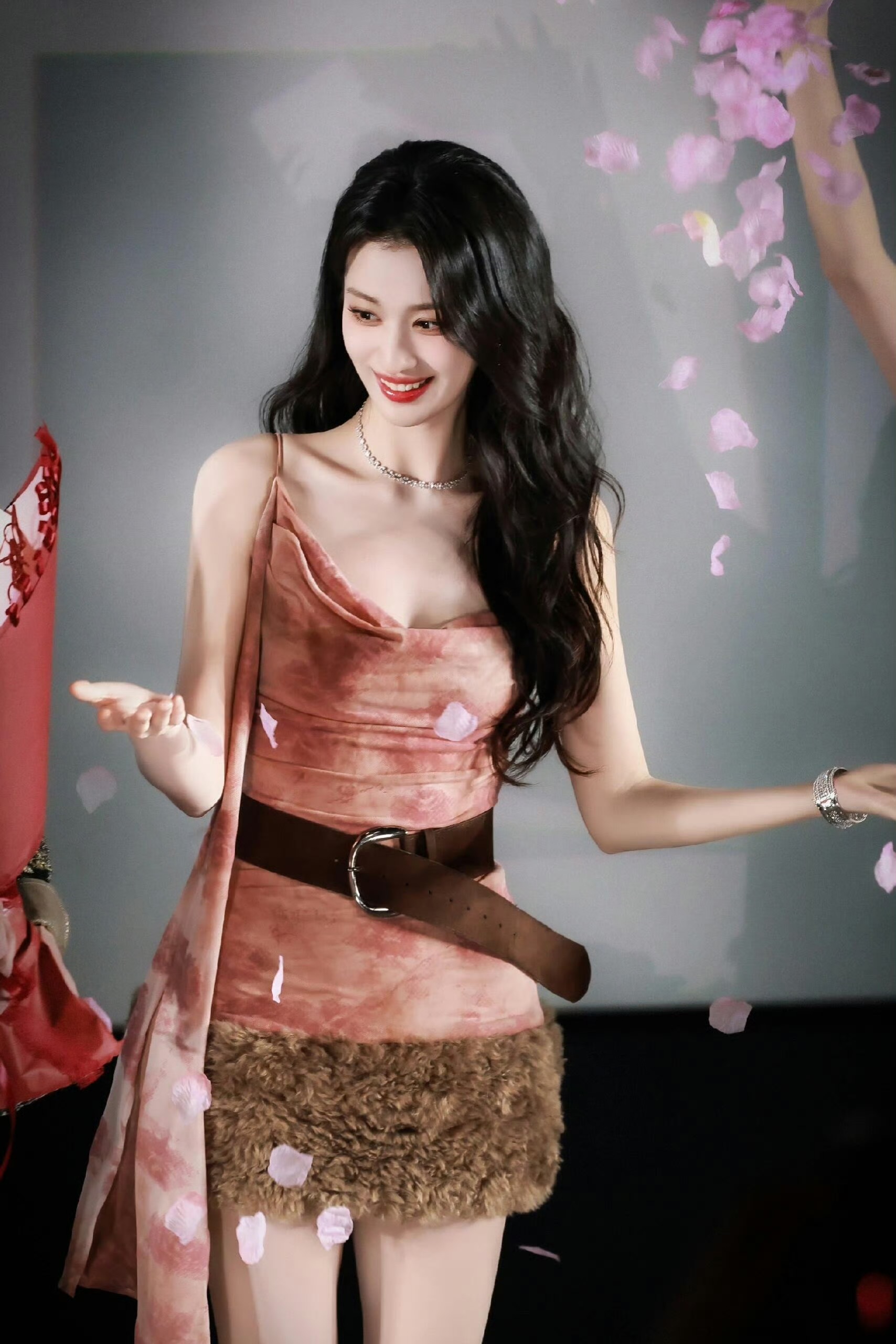 王楚然的国风巧思｜粉韵狐影，演绎东方甜酷美学