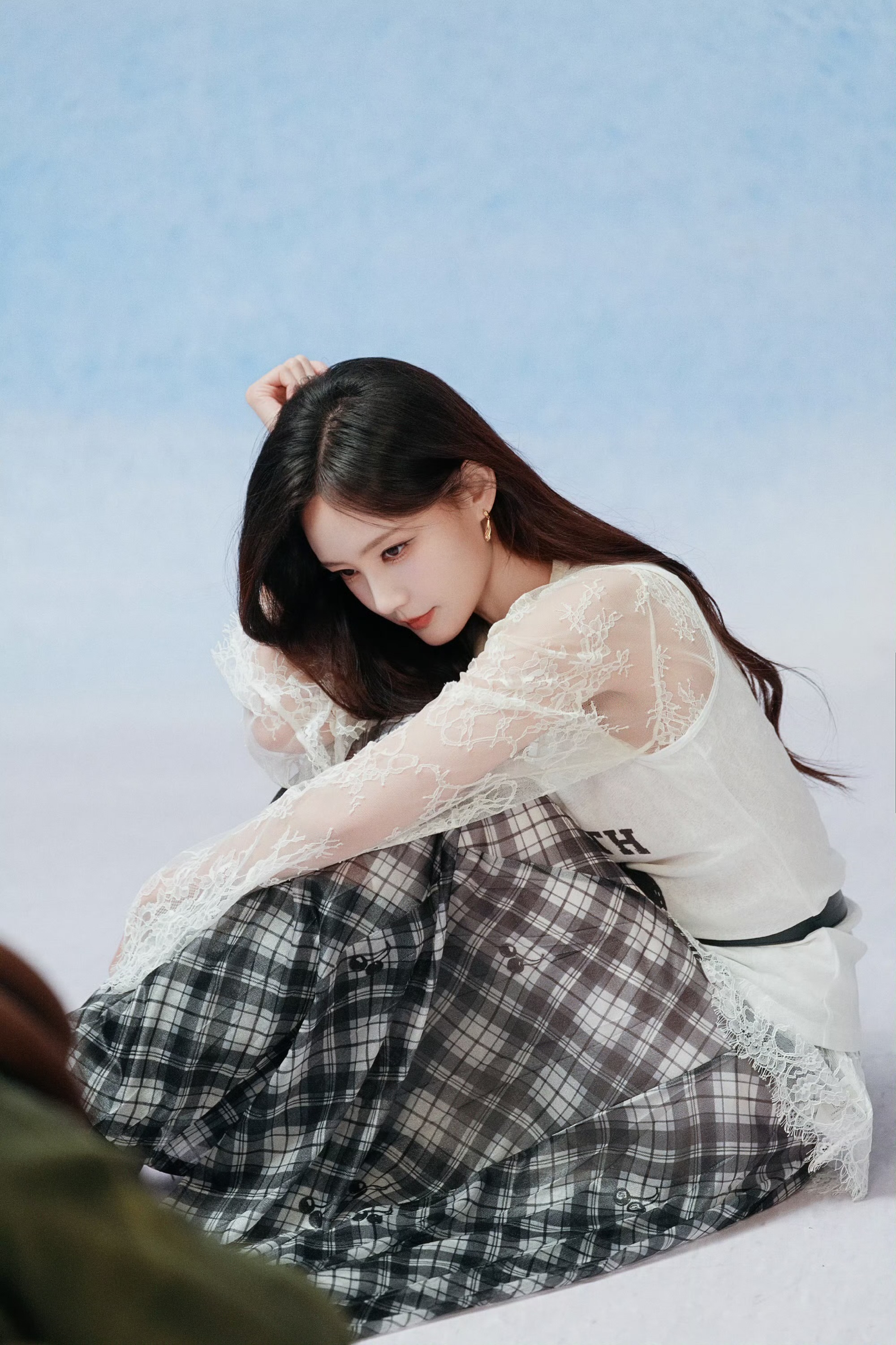 李一桐的春日穿搭公式：甜酷切换，自在出彩