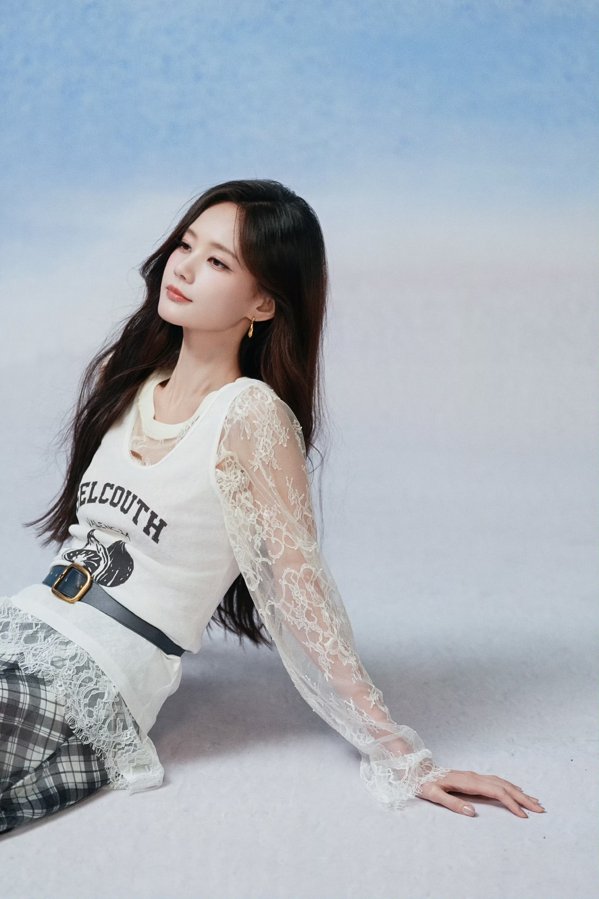 李一桐的春日穿搭公式:甜酷切换,自在出彩