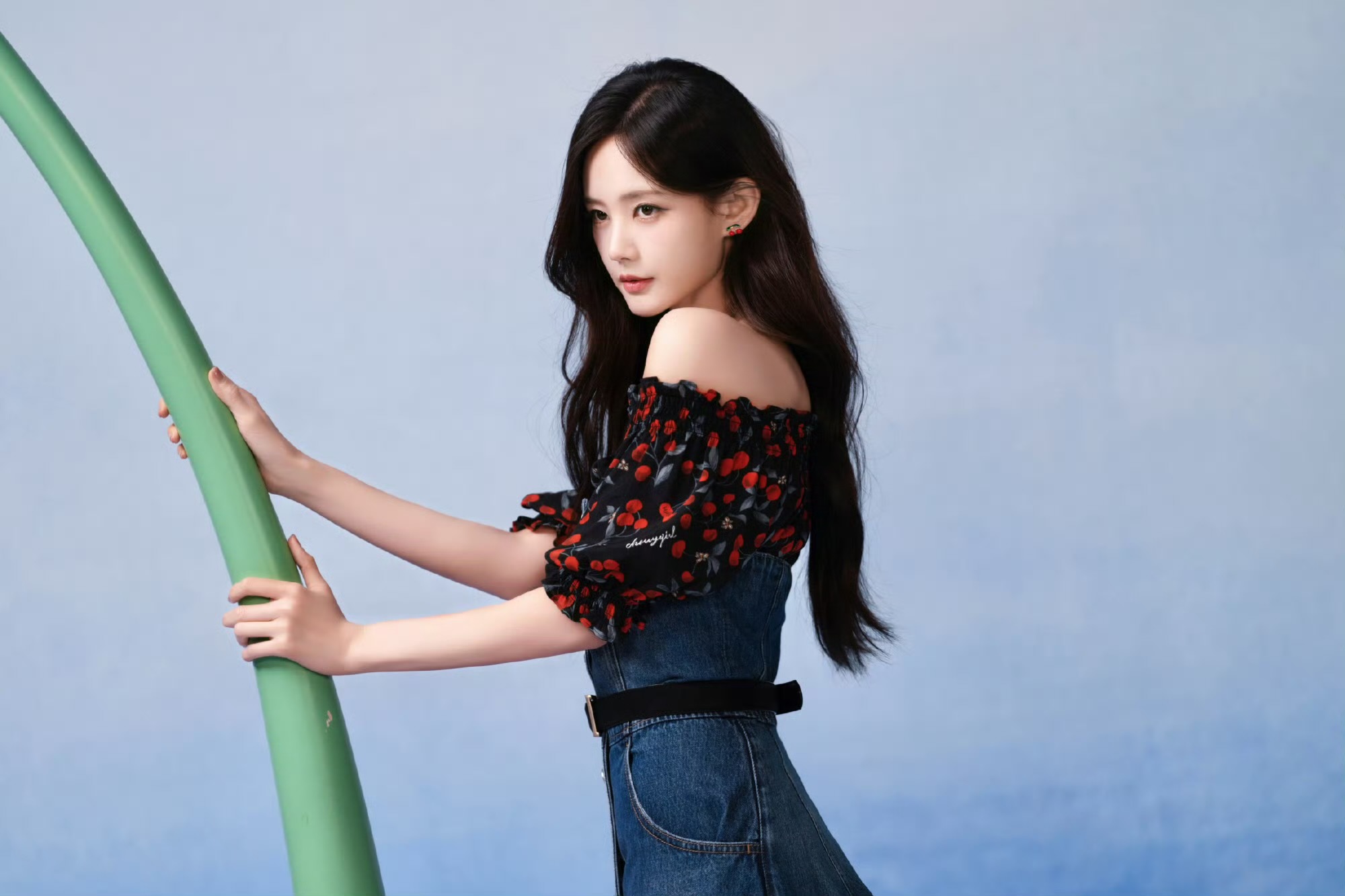 李一桐的春日穿搭公式：甜酷切换，自在出彩