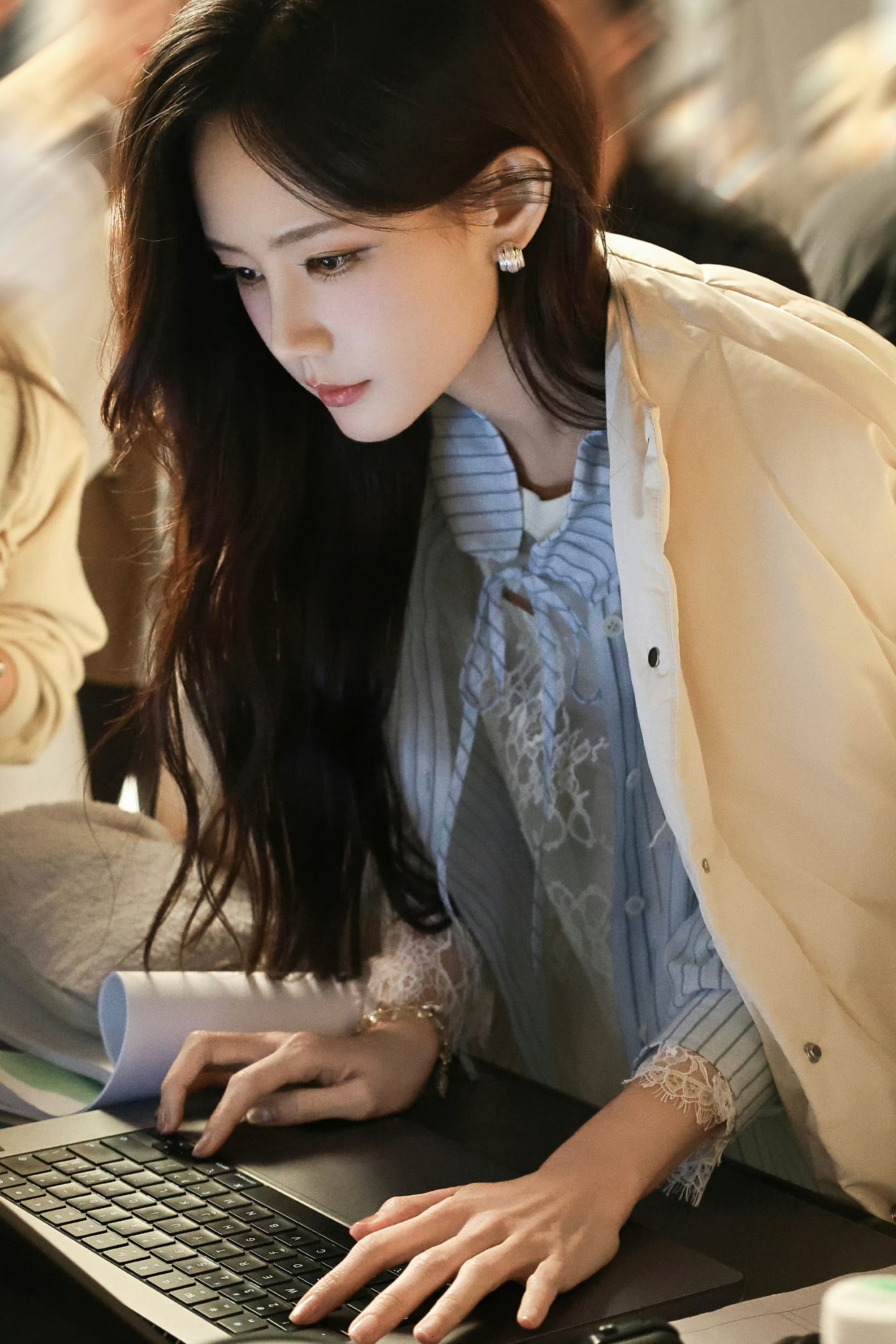 李一桐的春日穿搭公式：甜酷切换，自在出彩