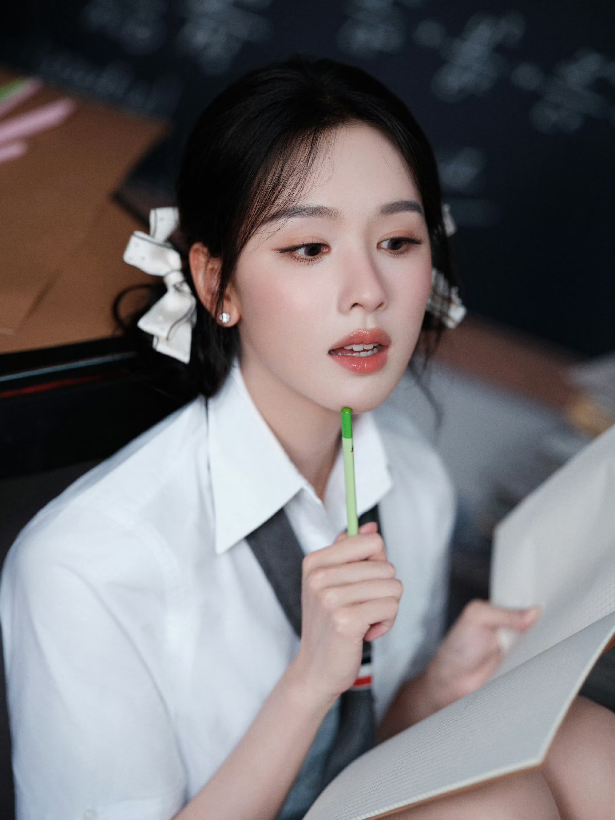 陈都灵的清冷学霸感，把学院风穿成白月光范本