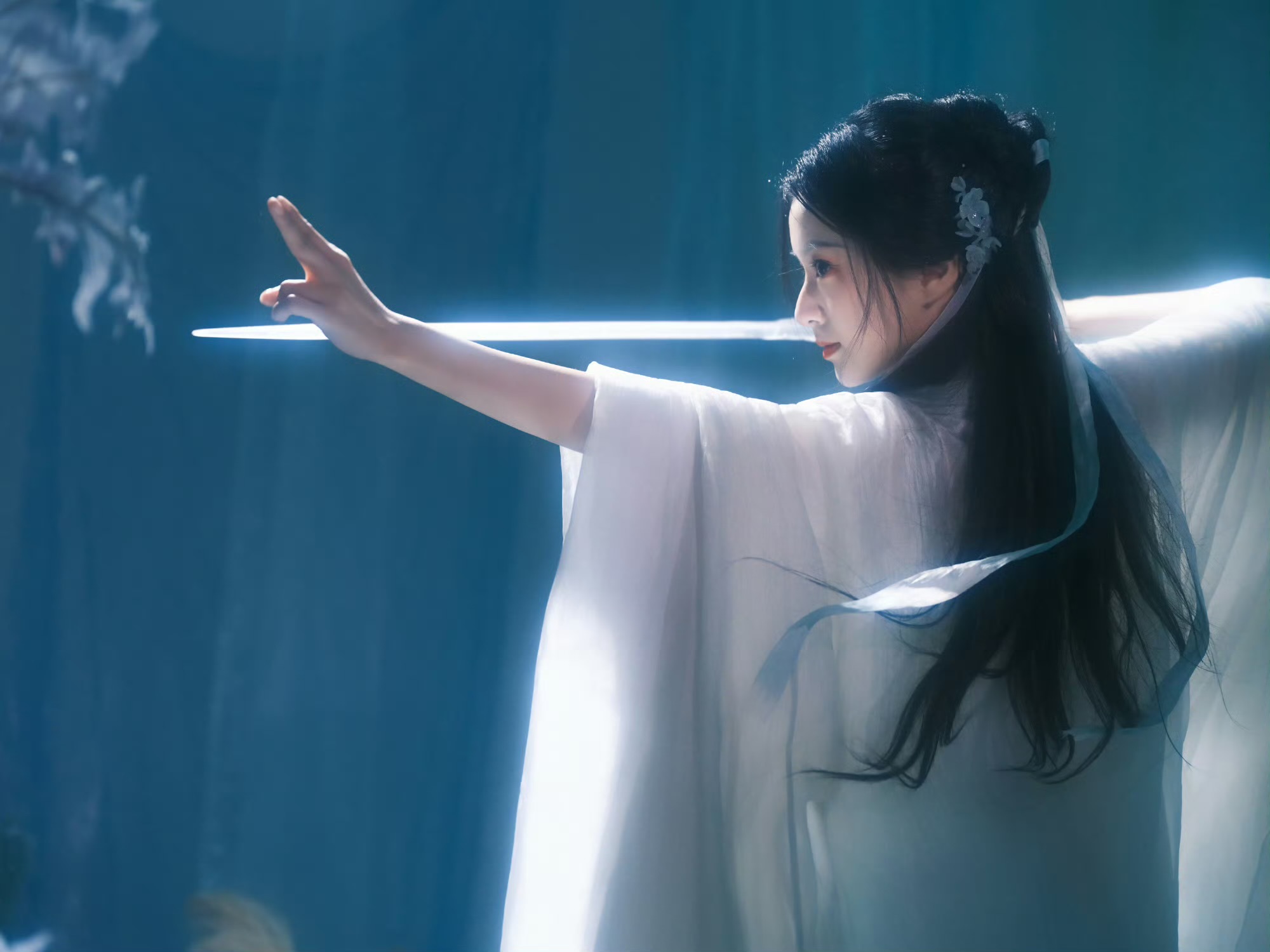 包上恩古风写真：白衣执剑，解锁清冷仙侠感