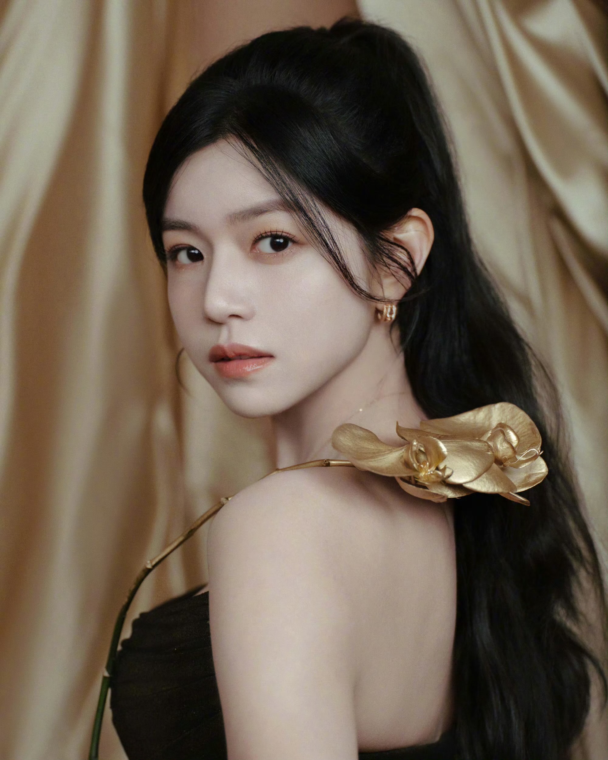 陈妍希黑金礼服造型：甜妹的贵气感范本