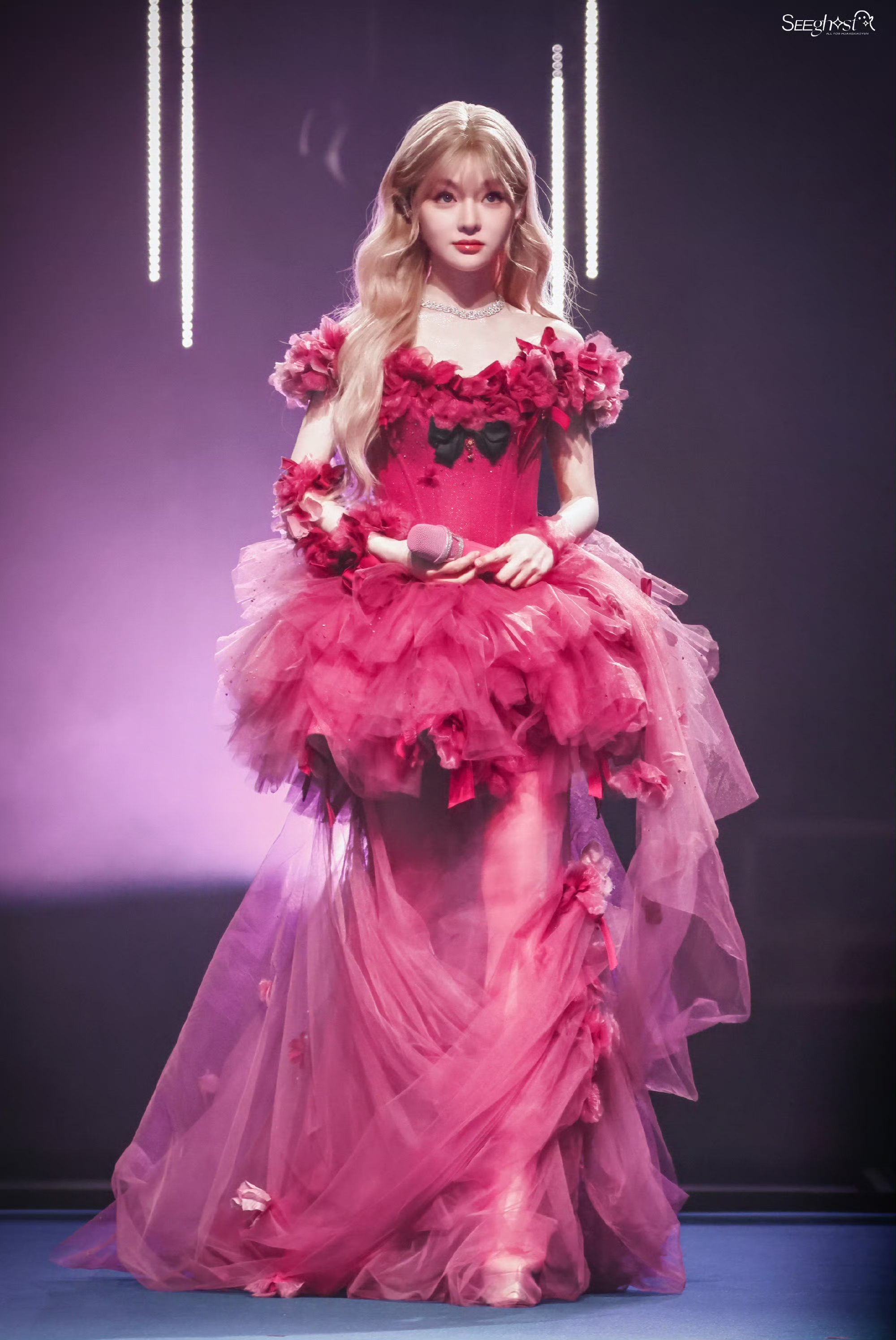 完全被黄霄雲美晕了！玫瑰礼服太适合她了