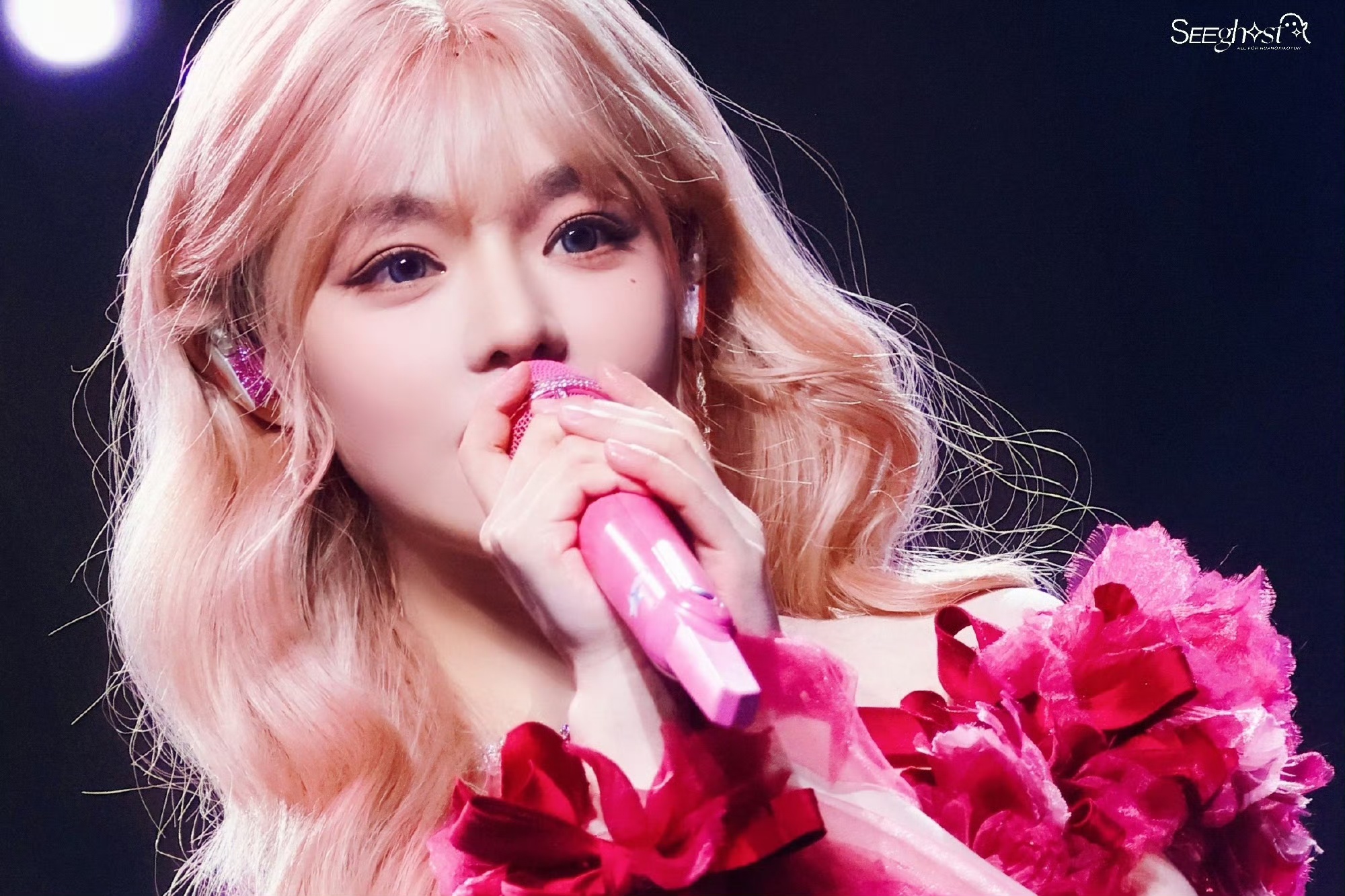 完全被黄霄雲美晕了！玫瑰礼服太适合她了