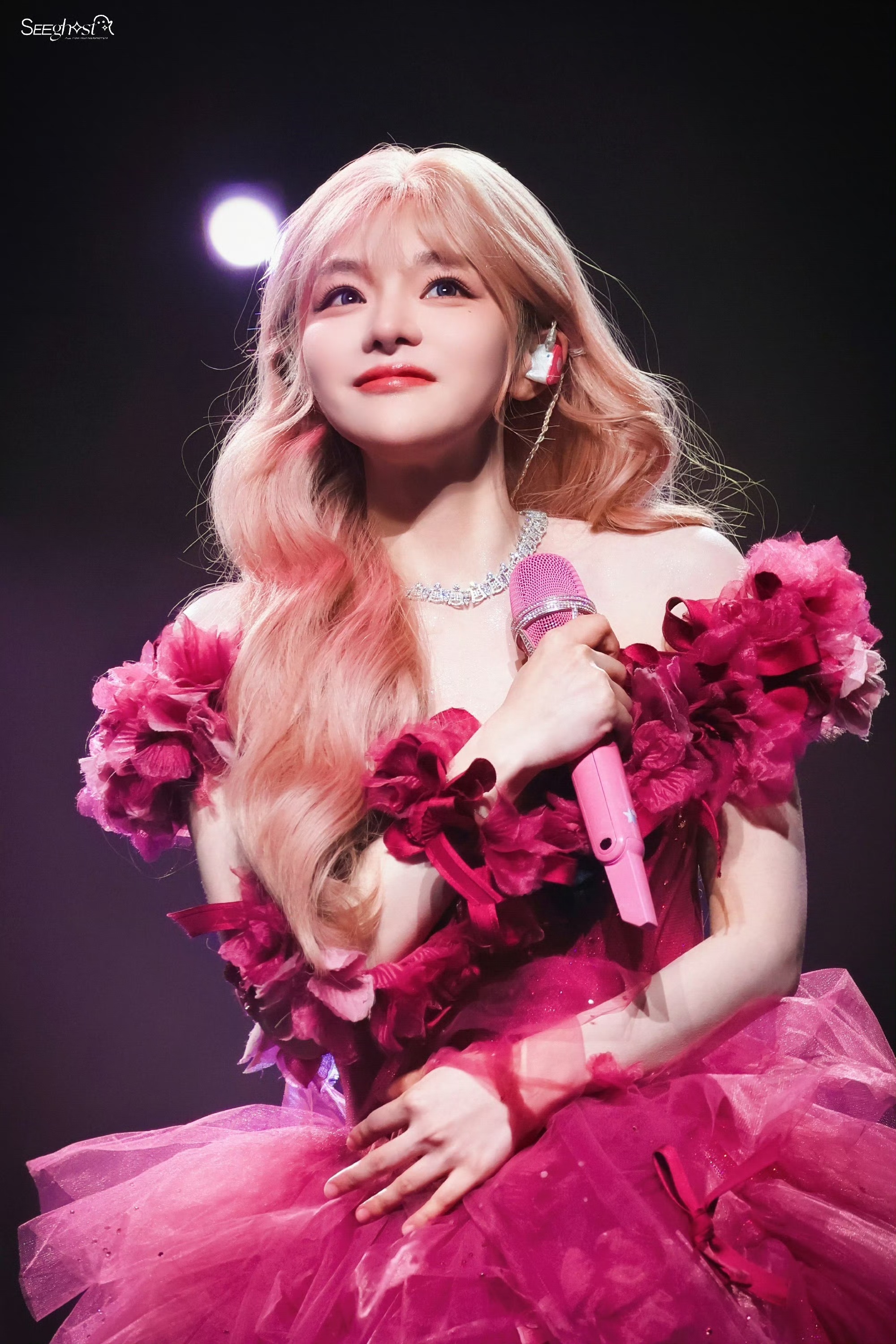 完全被黄霄雲美晕了！玫瑰礼服太适合她了