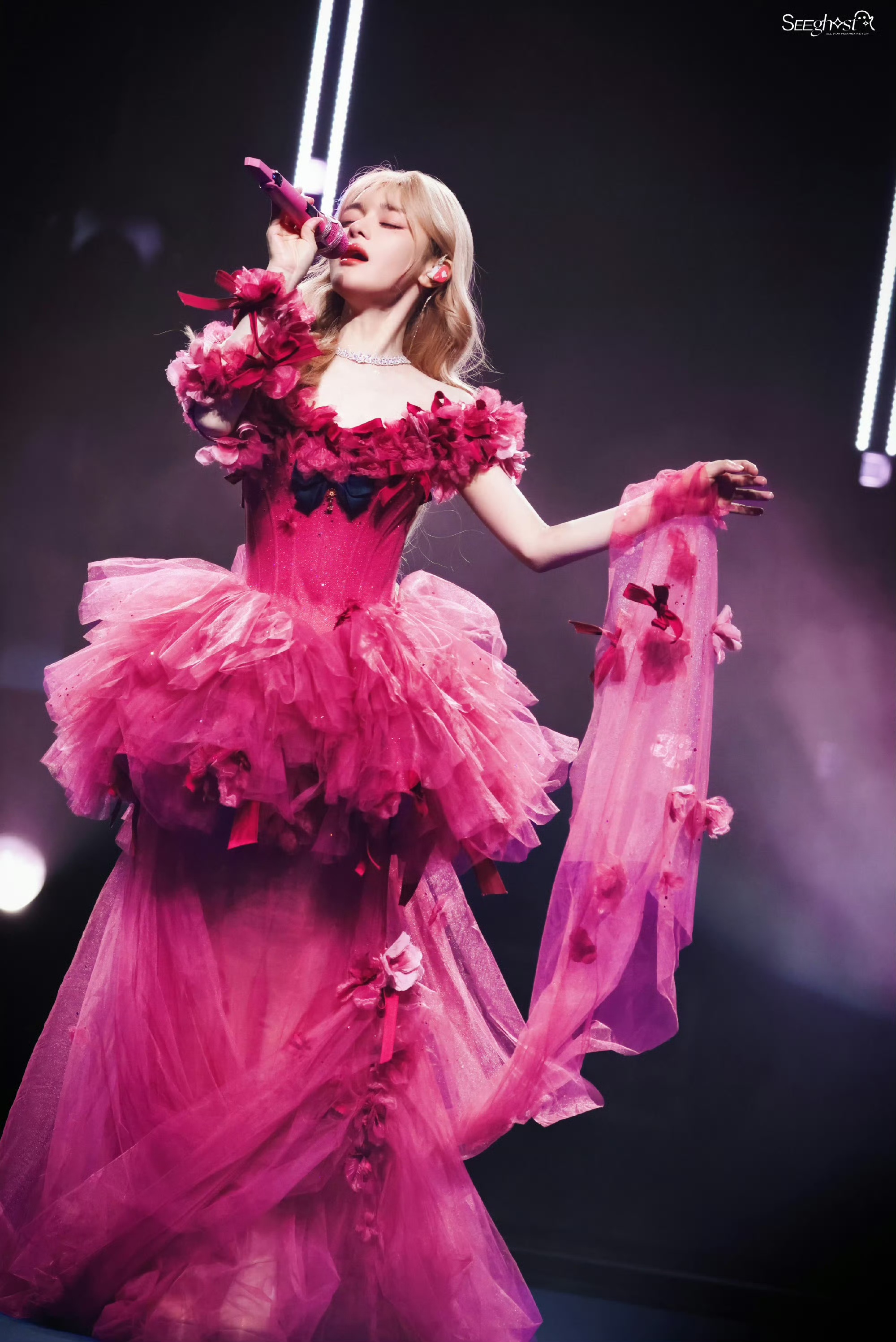 完全被黄霄雲美晕了！玫瑰礼服太适合她了