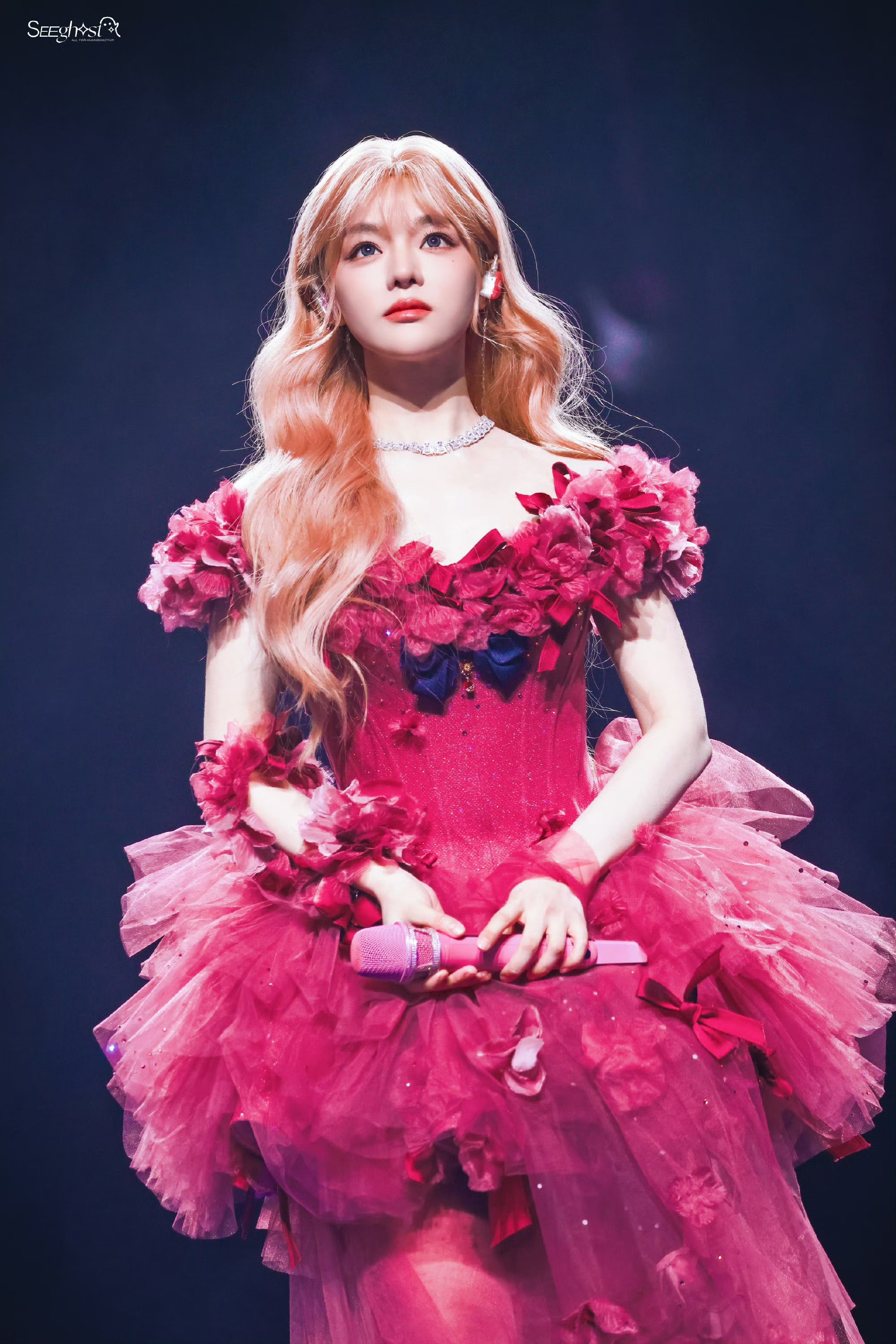 完全被黄霄雲美晕了！玫瑰礼服太适合她了