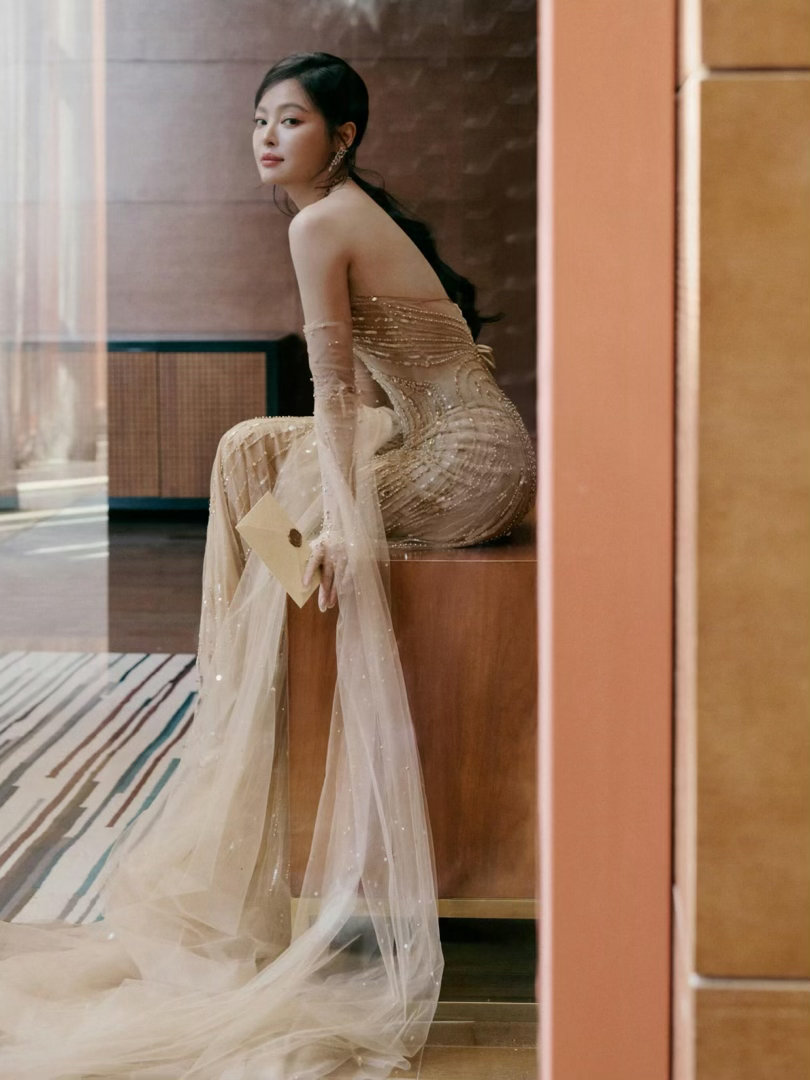 ​碎星披肩，流光溢彩：辛芷蕾的鎏金薄纱人鱼裙穿搭