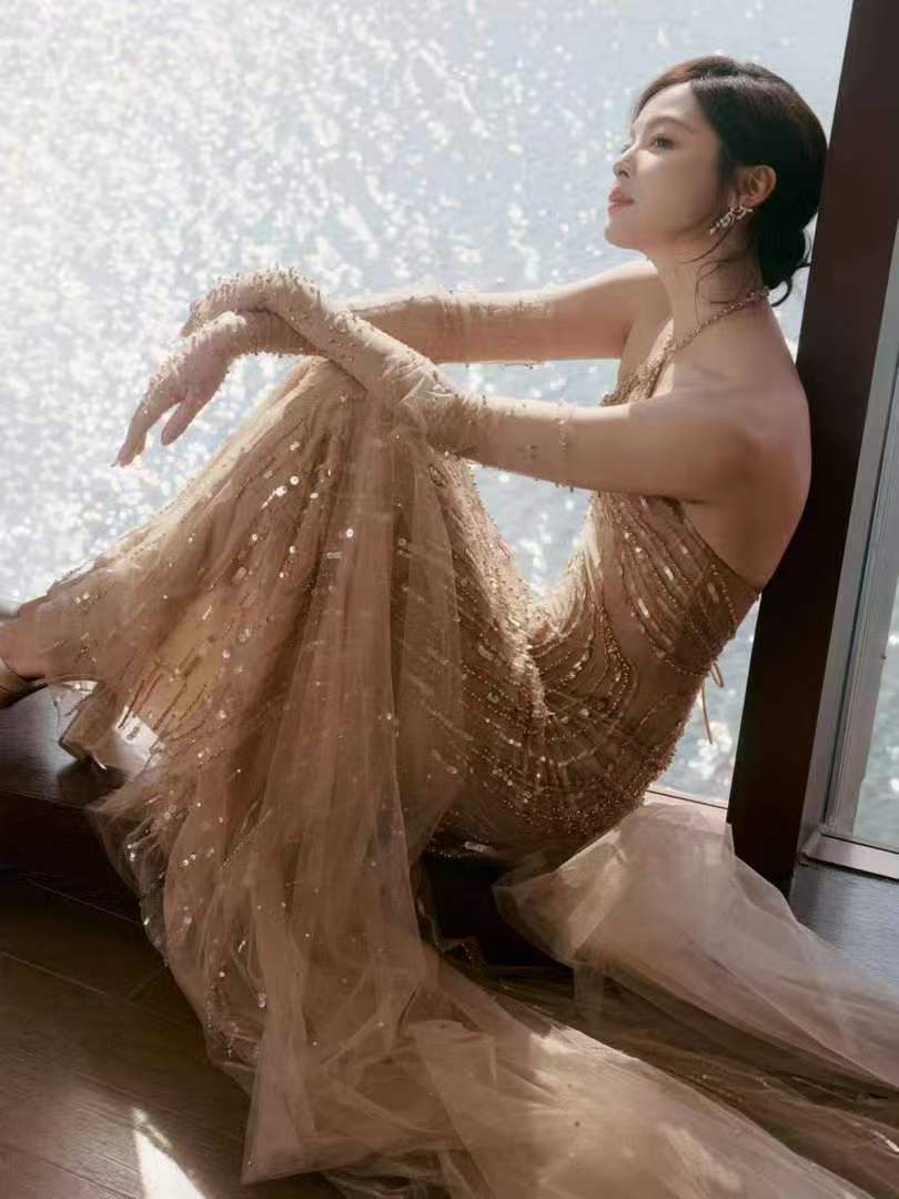碎星披肩,流光溢彩:辛芷蕾的鎏金薄纱人鱼裙穿搭