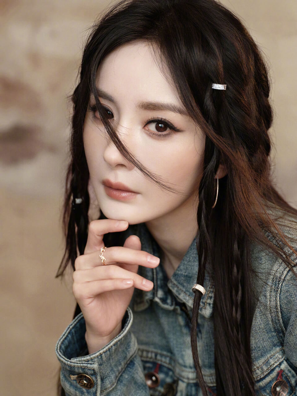 杨幂牛仔造型：甜酷松弛的复古美学