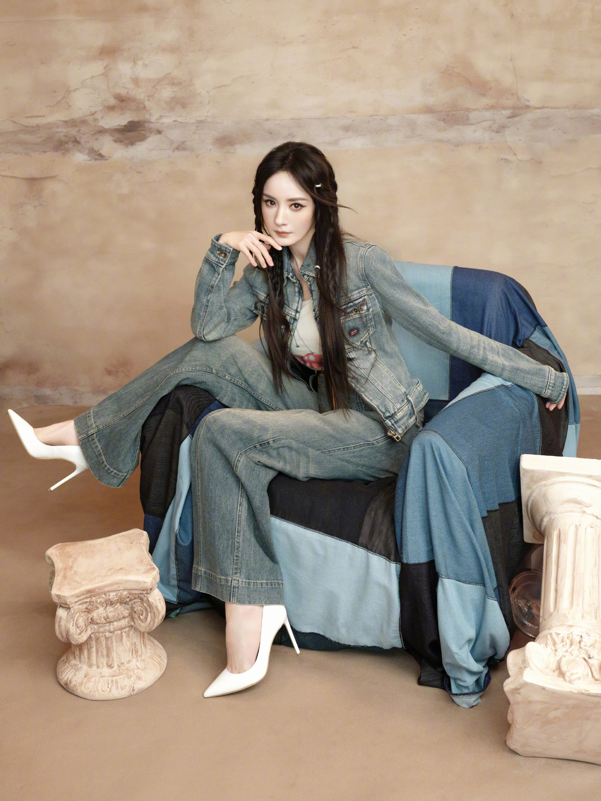 杨幂牛仔造型：甜酷松弛的复古美学