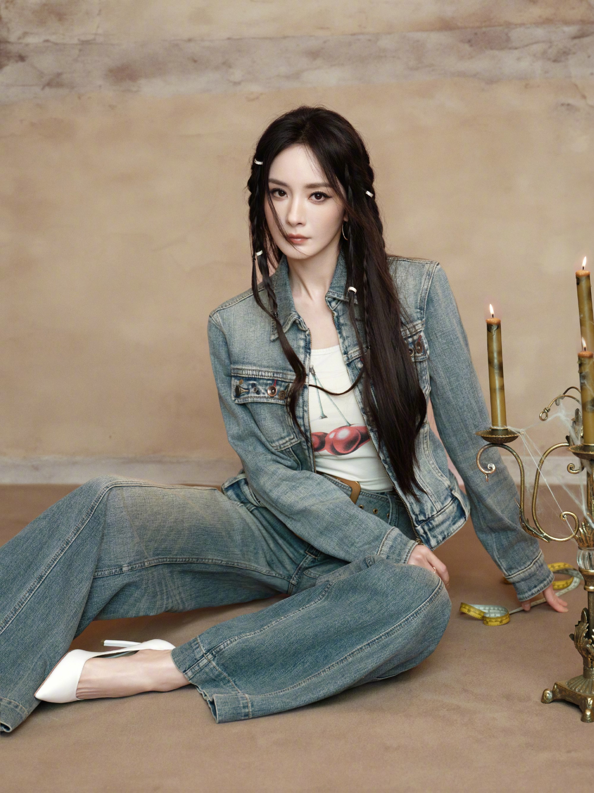 杨幂牛仔造型：甜酷松弛的复古美学