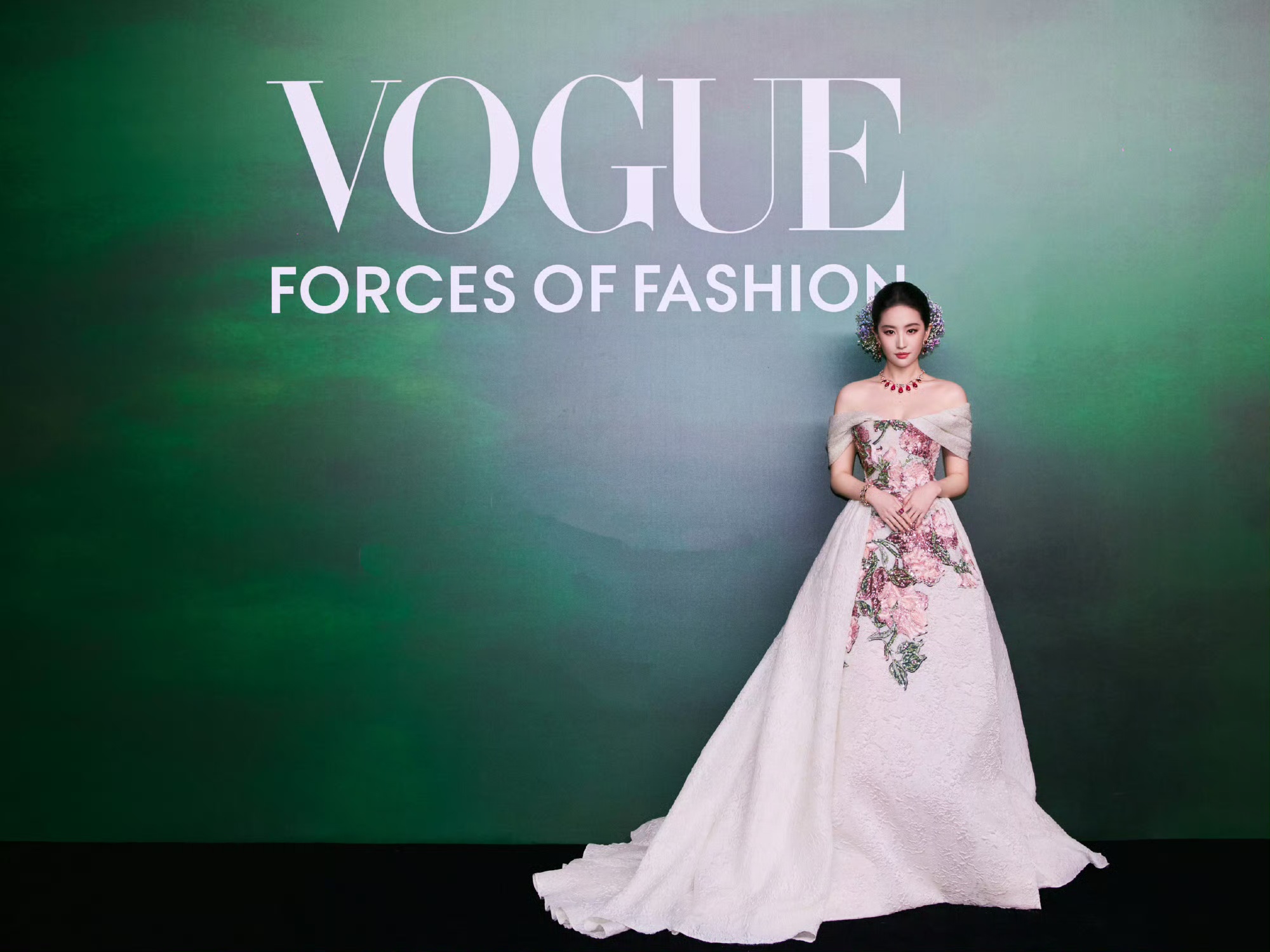 刘亦菲:以东方气韵,驭礼服锋芒,礼服造型精选