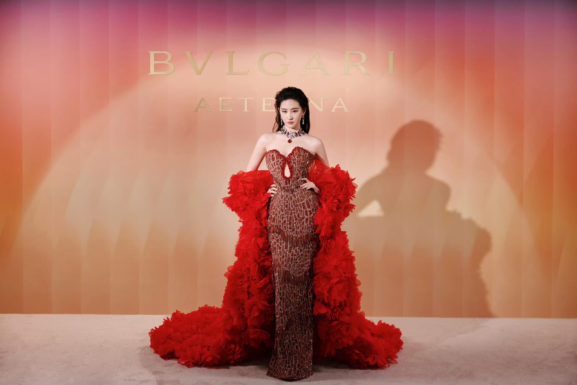 刘亦菲:以东方气韵,驭礼服锋芒,礼服造型精选