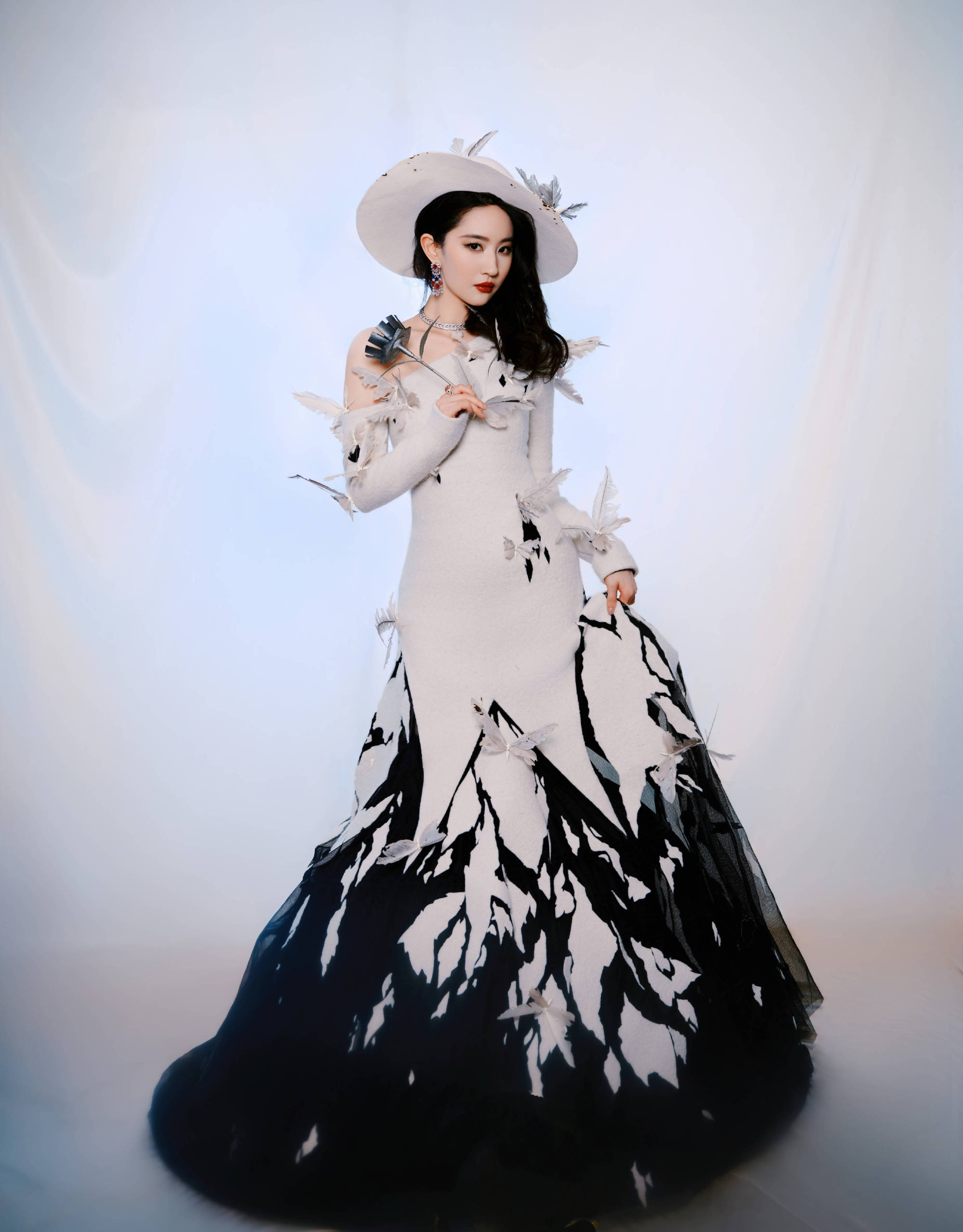 刘亦菲：以东方气韵，驭礼服锋芒，礼服造型精选