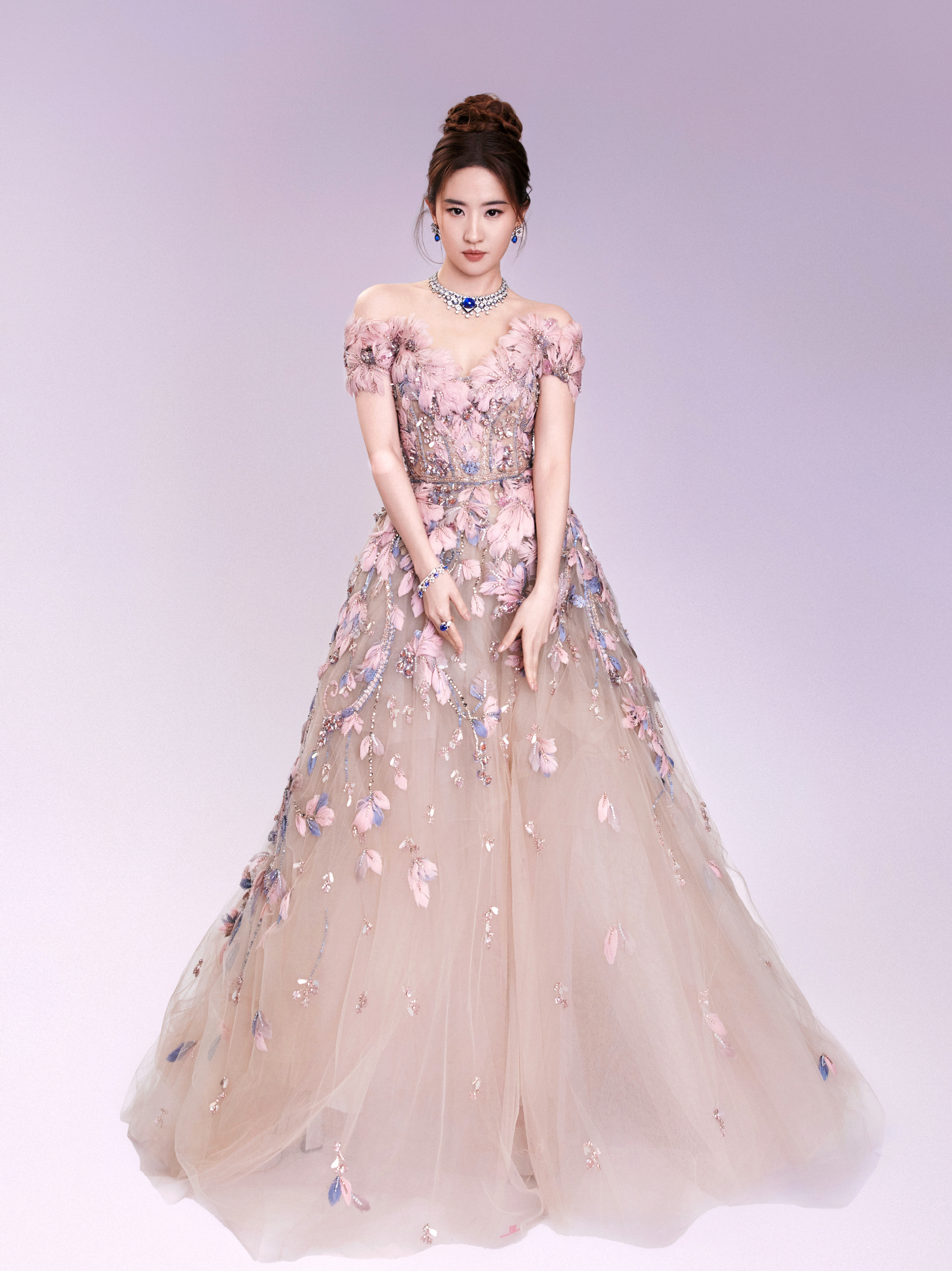 刘亦菲：以东方气韵，驭礼服锋芒，礼服造型精选