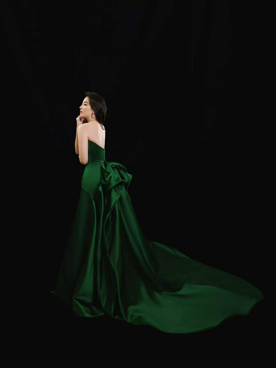 刘亦菲：以东方气韵，驭礼服锋芒，礼服造型精选