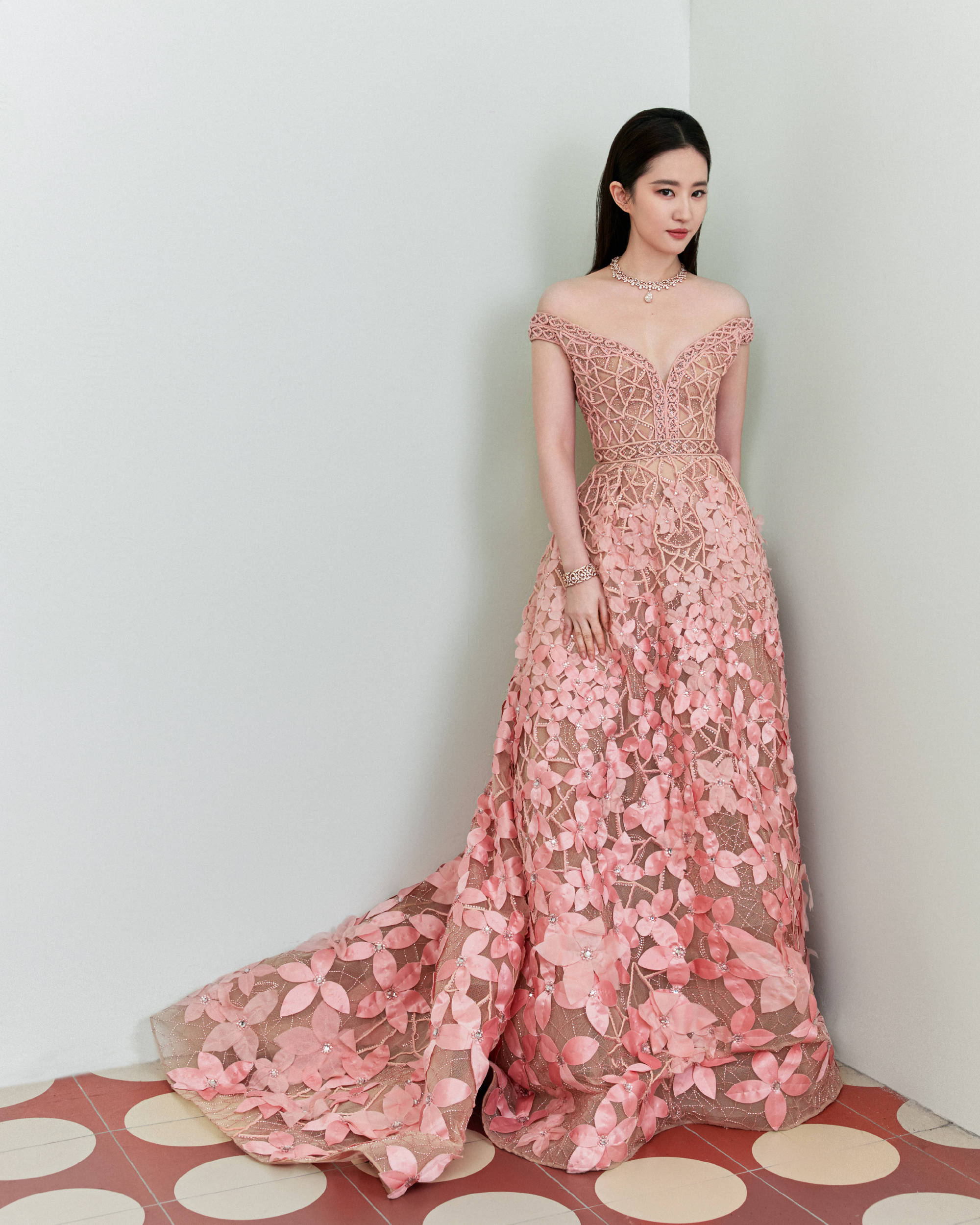 刘亦菲：以东方气韵，驭礼服锋芒，礼服造型精选