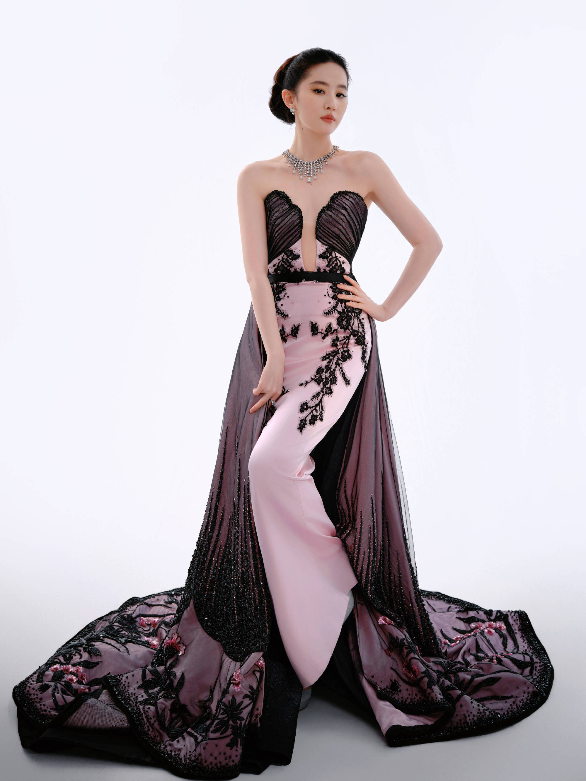 刘亦菲：以东方气韵，驭礼服锋芒，礼服造型精选