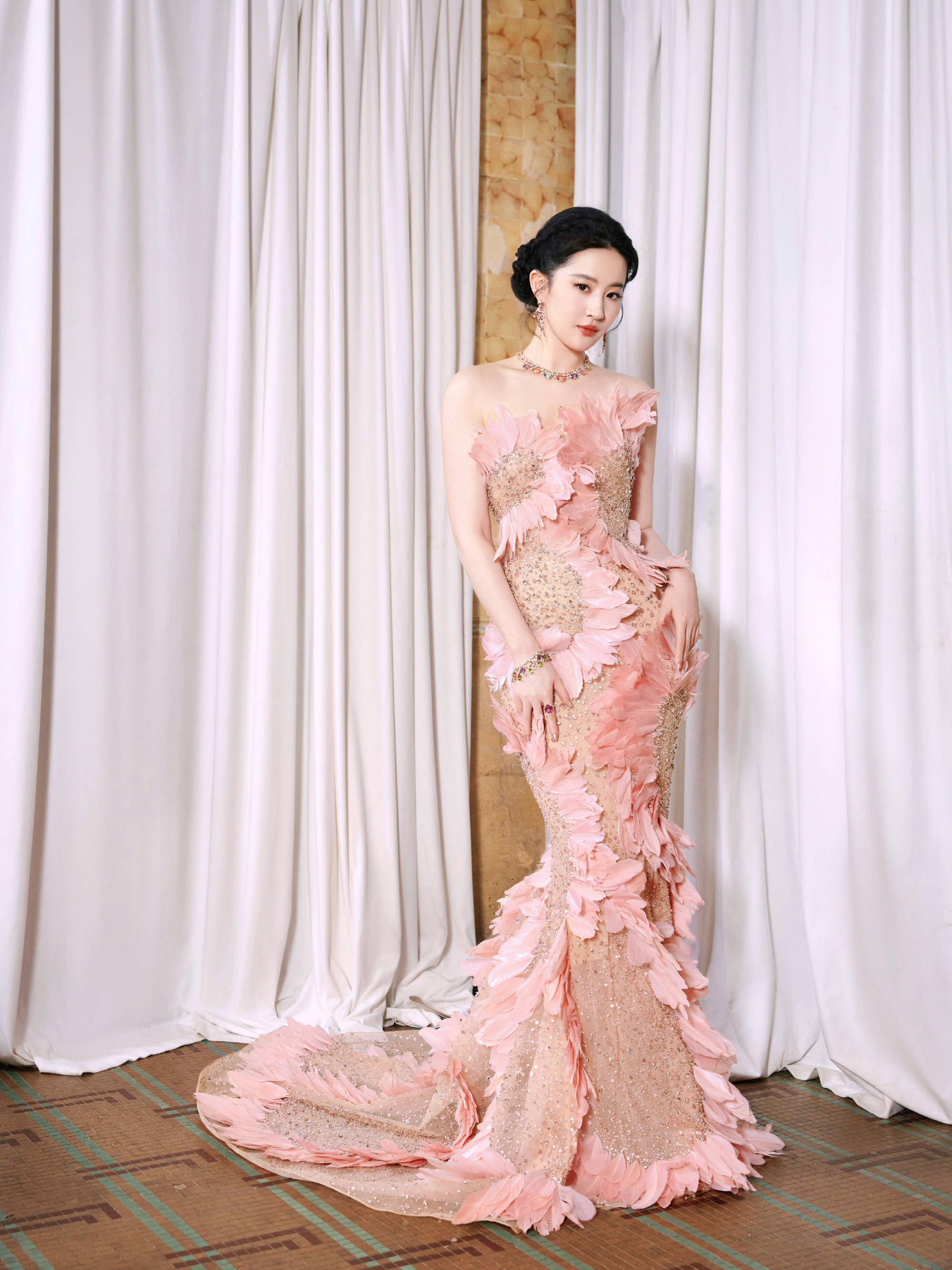 刘亦菲：以东方气韵，驭礼服锋芒，礼服造型精选