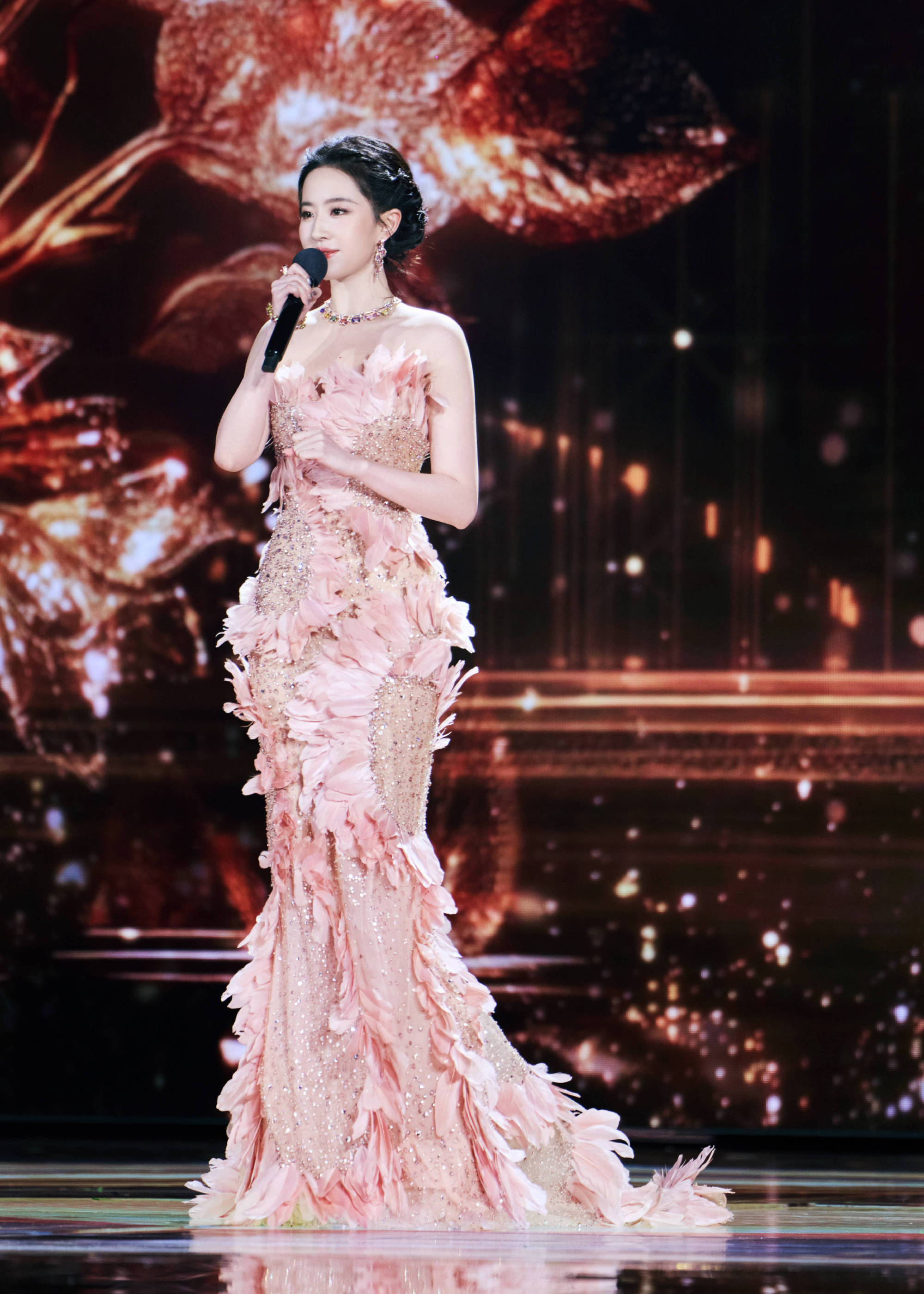 刘亦菲：以东方气韵，驭礼服锋芒，礼服造型精选