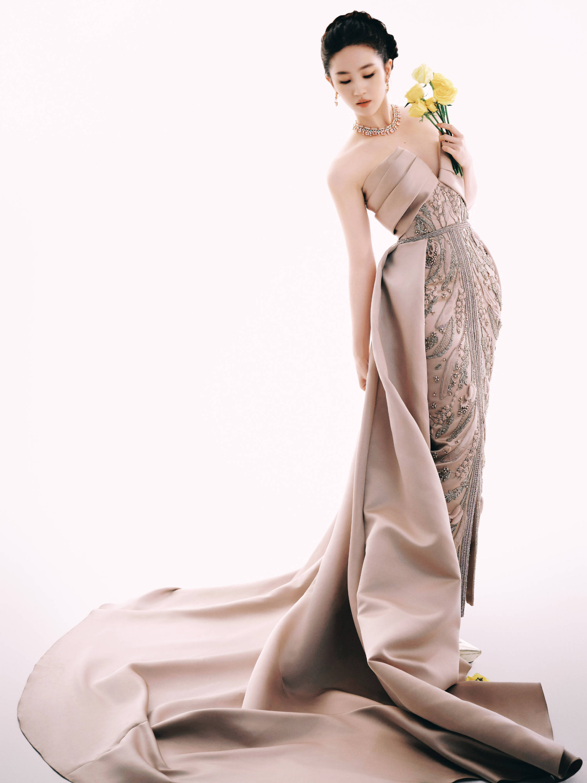 刘亦菲：以东方气韵，驭礼服锋芒，礼服造型精选