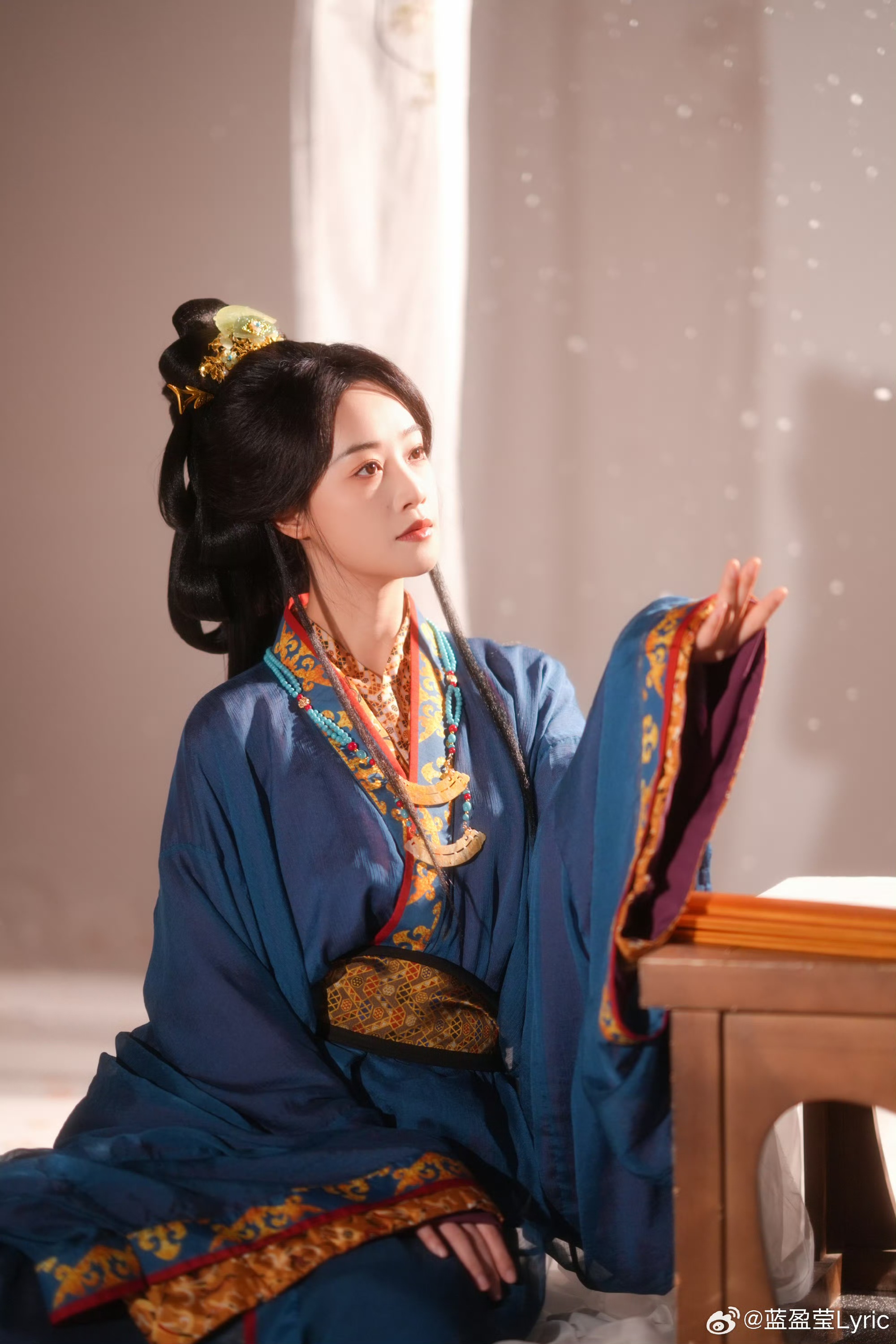 蓝盈莹古风造型赏鉴：一袭藏蓝，尽展秦汉雅韵
