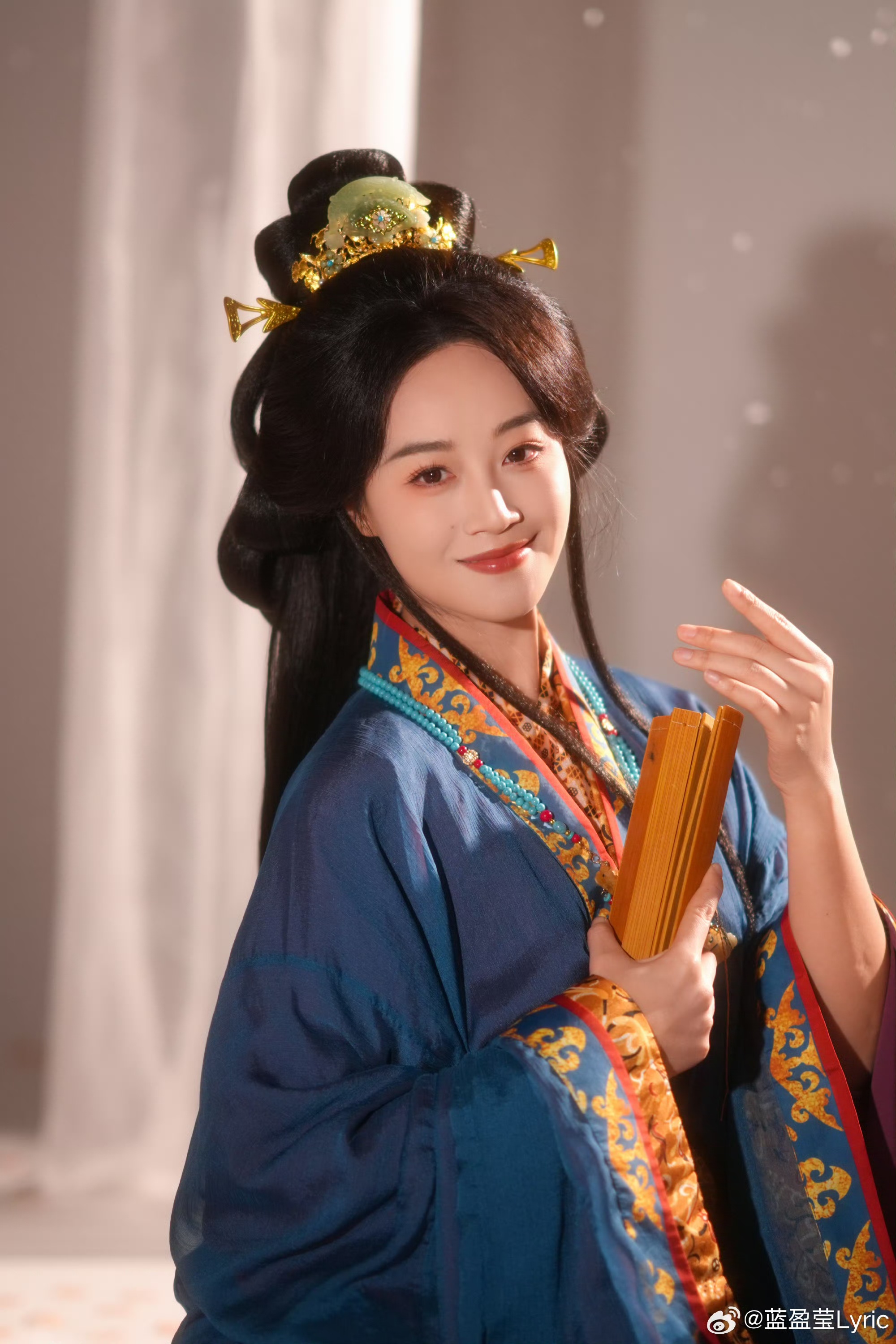 蓝盈莹古风造型赏鉴:一袭藏蓝,尽展秦汉雅韵