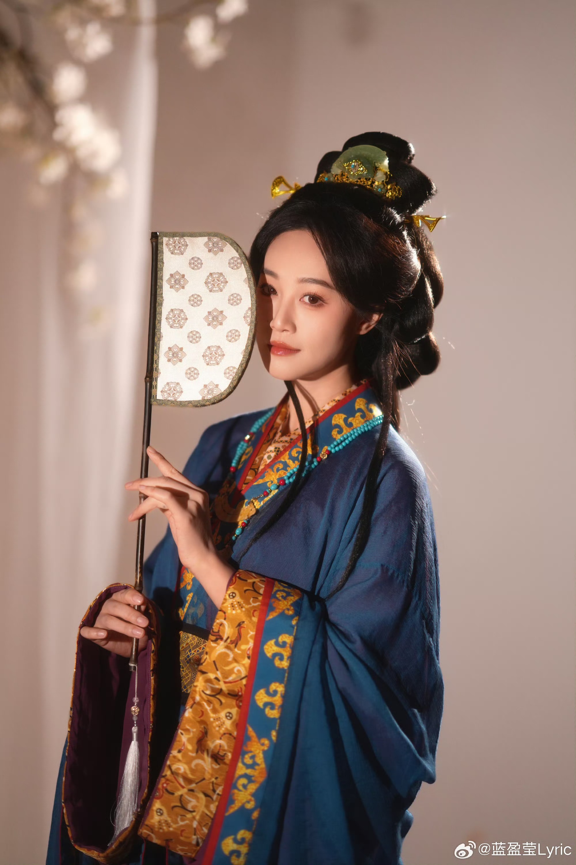 蓝盈莹古风造型赏鉴：一袭藏蓝，尽展秦汉雅韵