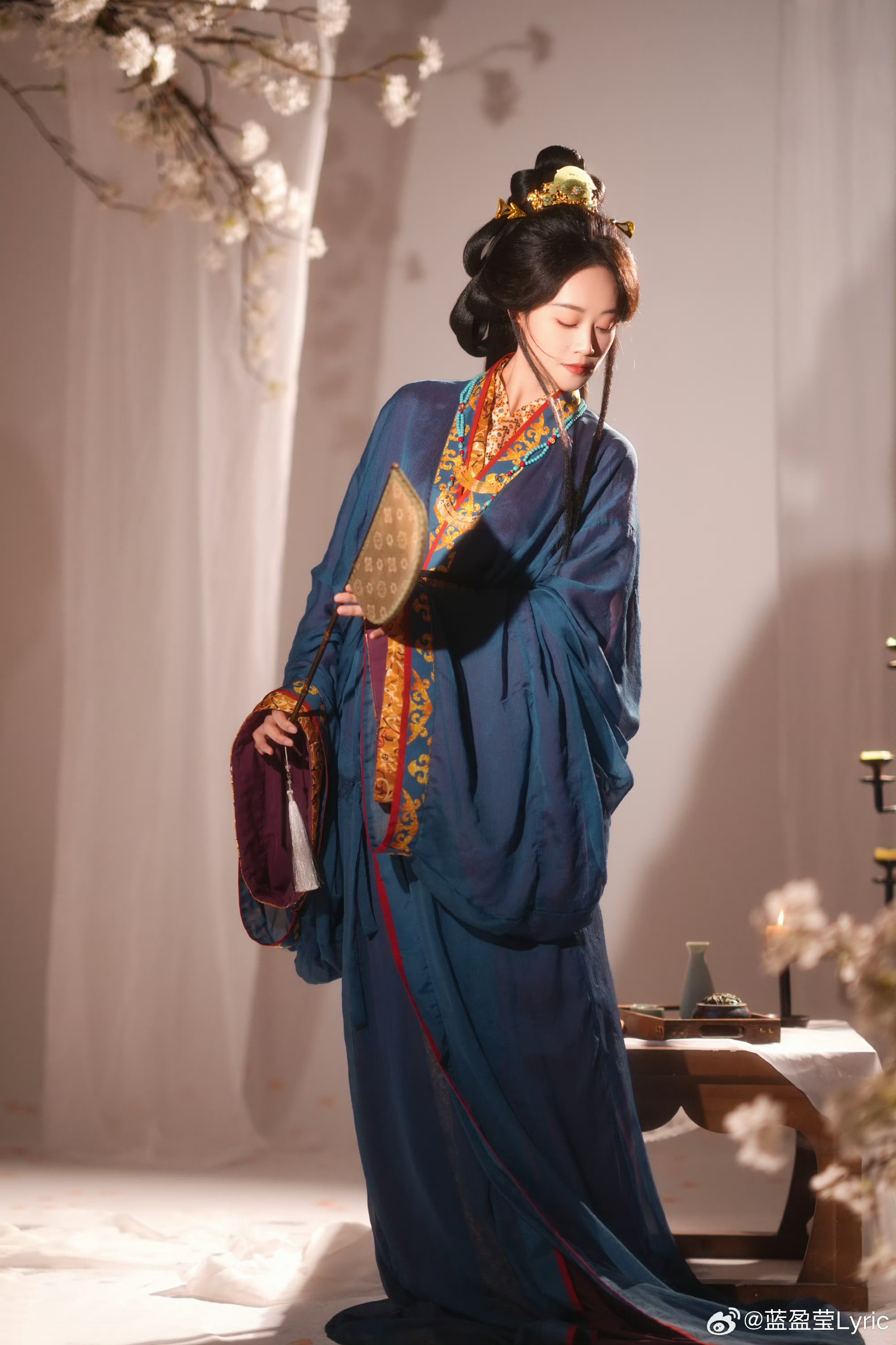 蓝盈莹古风造型赏鉴：一袭藏蓝，尽展秦汉雅韵