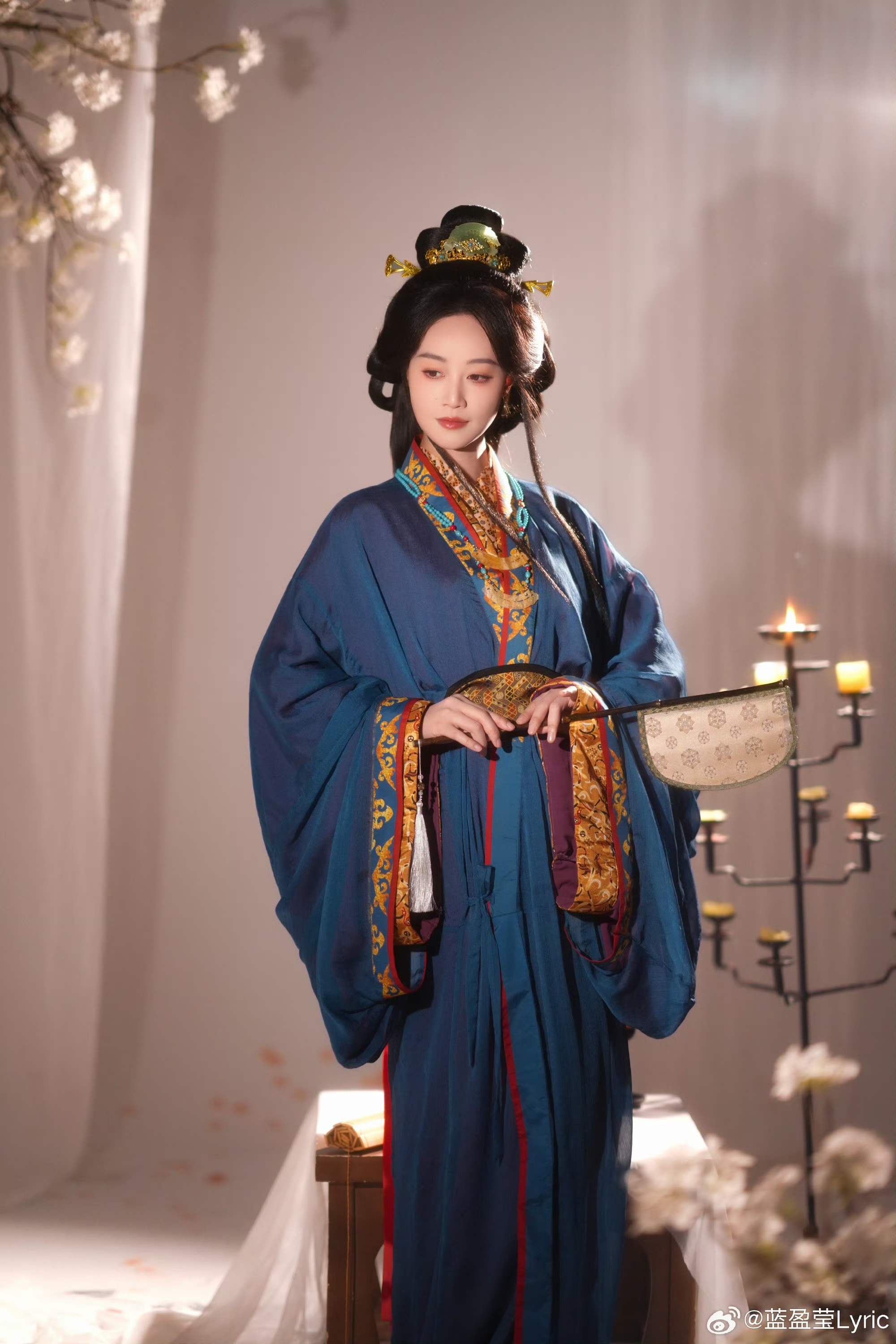蓝盈莹古风造型赏鉴:一袭藏蓝,尽展秦汉雅韵